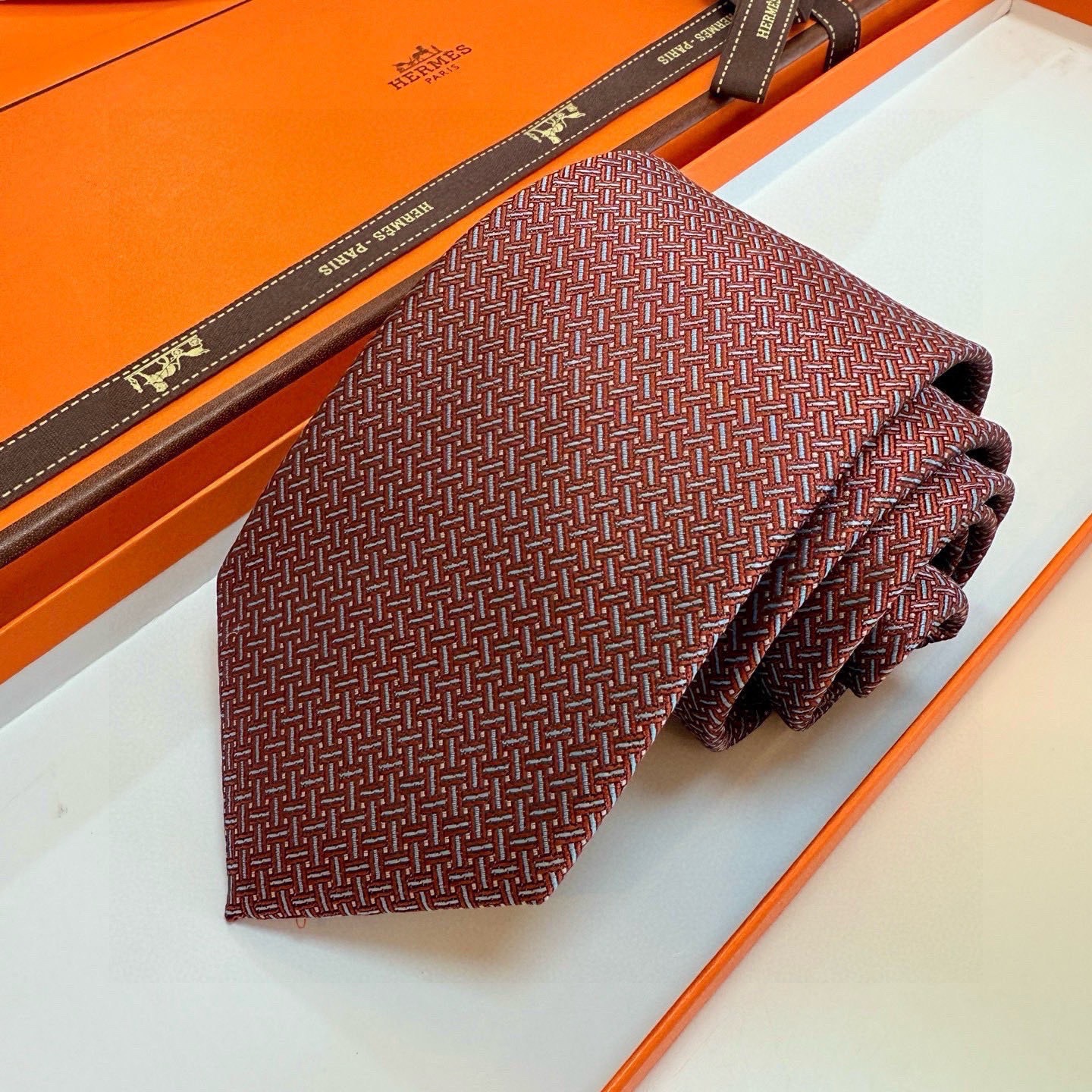 🌾 👨‍✈男士新款领带系列【H编织花纹领带】👔👔，稀有H家每年都有一千条不同印花的领带面世，从最初的多以