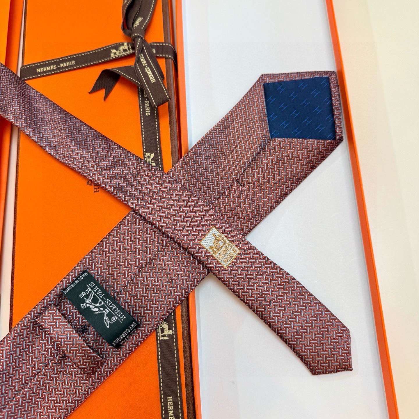 🌾 👨‍✈男士新款领带系列【H编织花纹领带】👔👔，稀有H家每年都有一千条不同印花的领带面世，从最初的多以