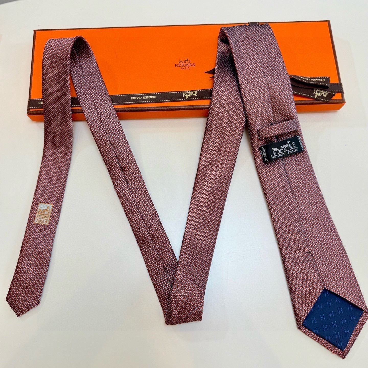 🌾 👨‍✈男士新款领带系列【H编织花纹领带】👔👔，稀有H家每年都有一千条不同印花的领带面世，从最初的多以