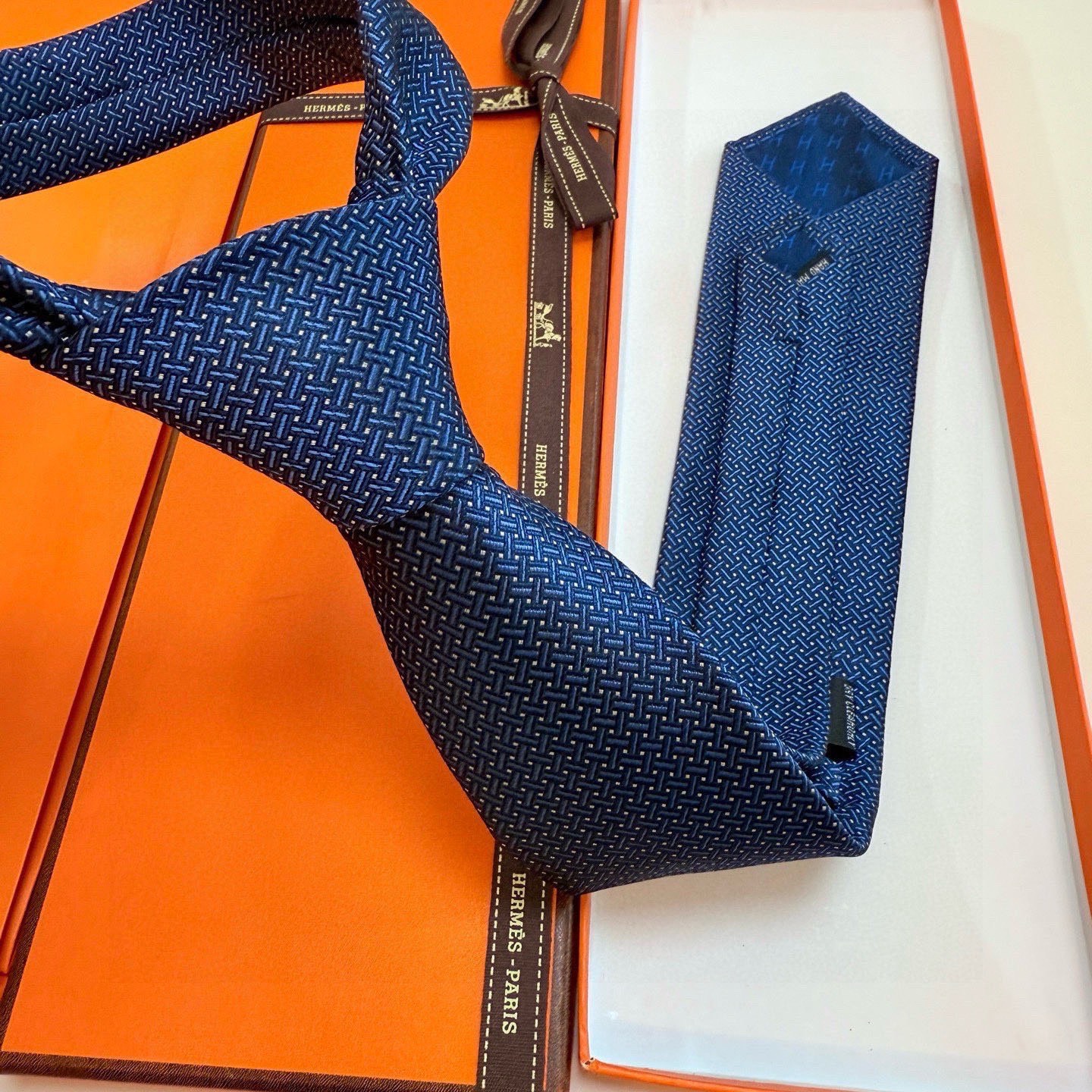 🌾 👨‍✈男士新款领带系列【H编织花纹领带】👔👔，稀有H家每年都有一千条不同印花的领带面世，从最初的多以