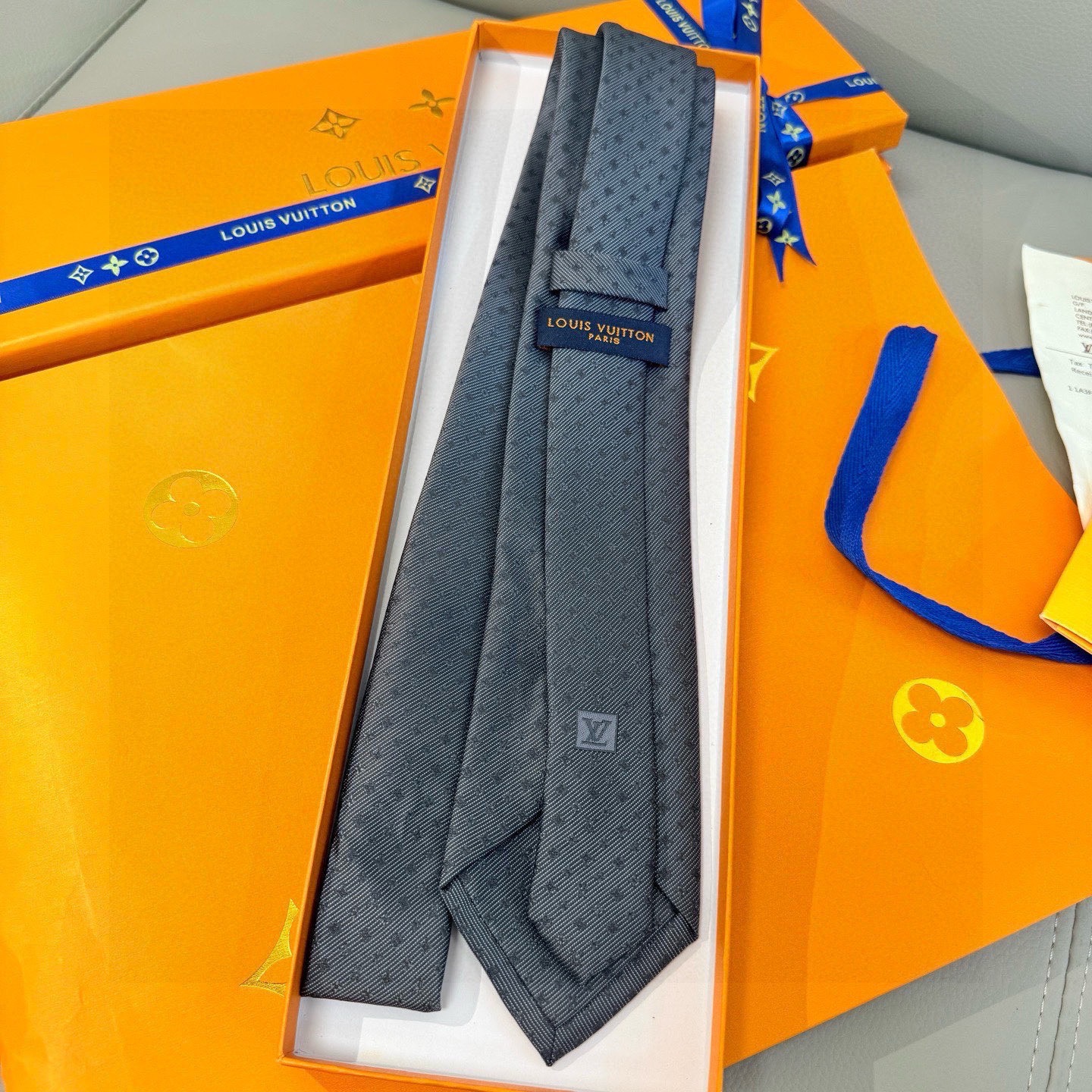 🌾 专柜同歩👔Lv男士领带系列，精致的小Logo提花，低调奢华大气的配色，这款领带将Lv标志性的Dami