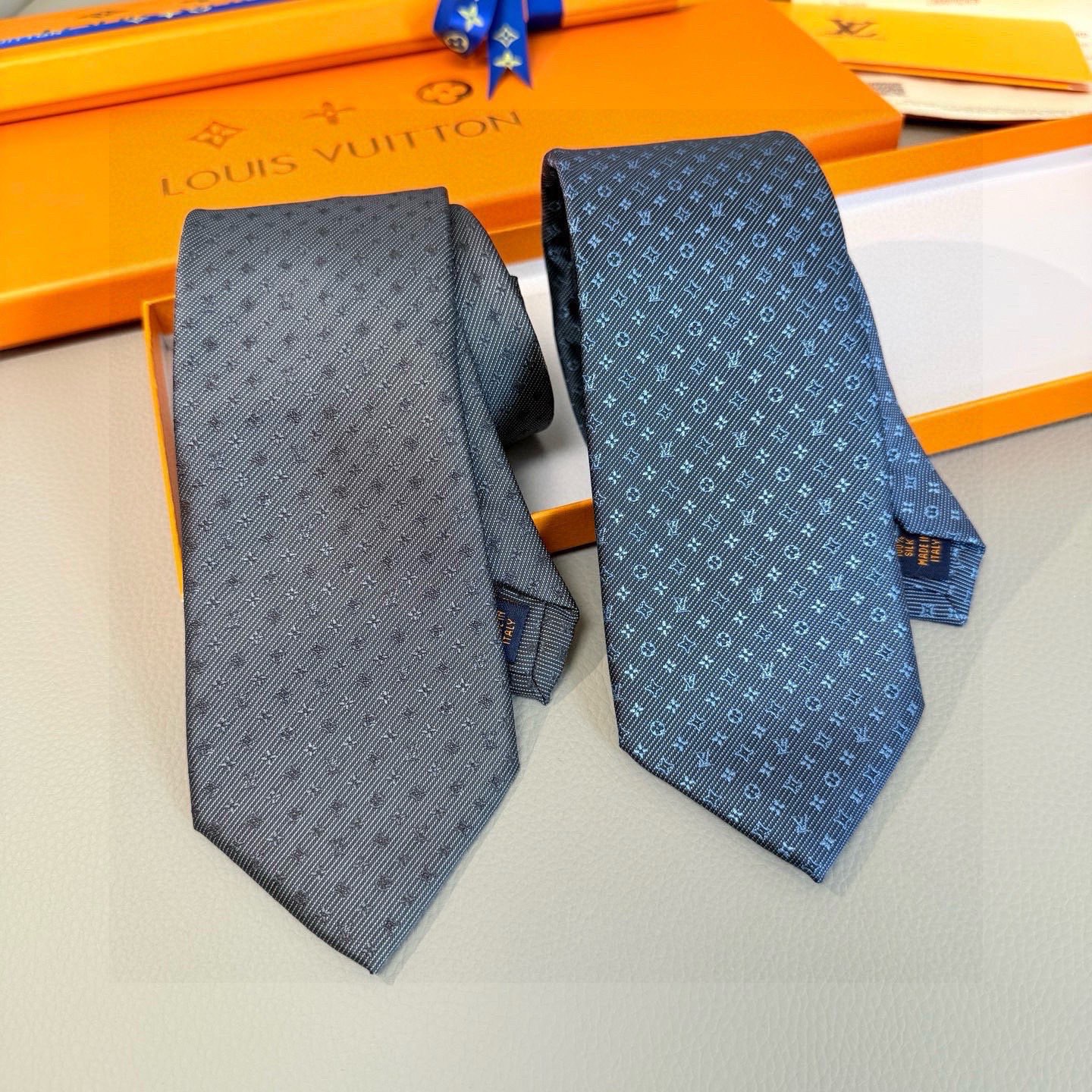 🌾 专柜同歩👔Lv男士领带系列，精致的小Logo提花，低调奢华大气的配色，这款领带将Lv标志性的Dami