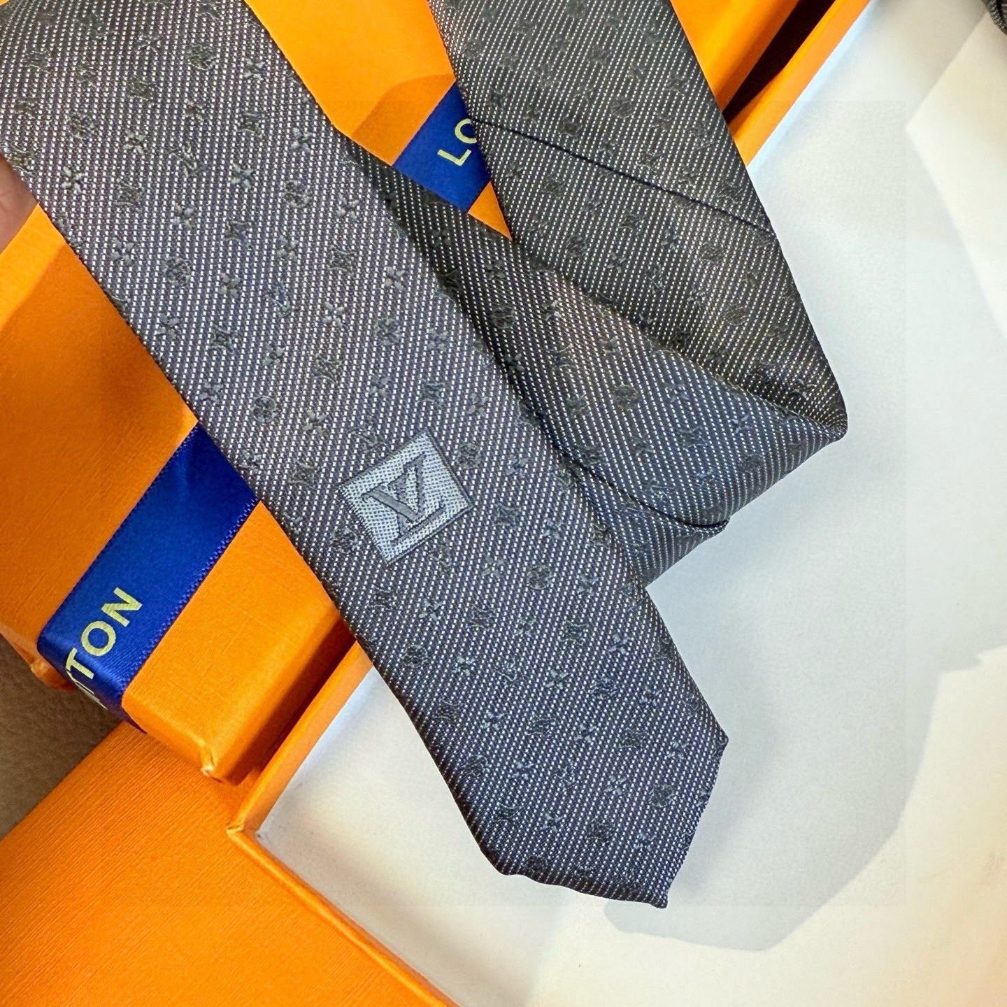 🌾 专柜同歩👔Lv男士领带系列，精致的小Logo提花，低调奢华大气的配色，这款领带将Lv标志性的Dami