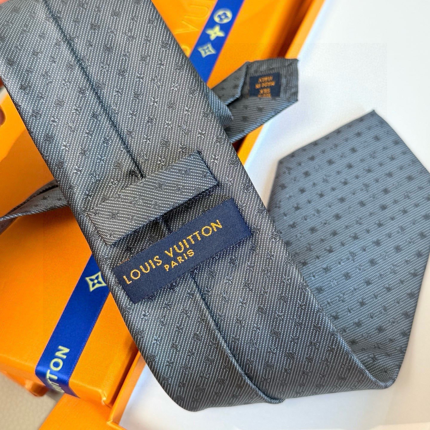 🌾 专柜同歩👔Lv男士领带系列，精致的小Logo提花，低调奢华大气的配色，这款领带将Lv标志性的Dami