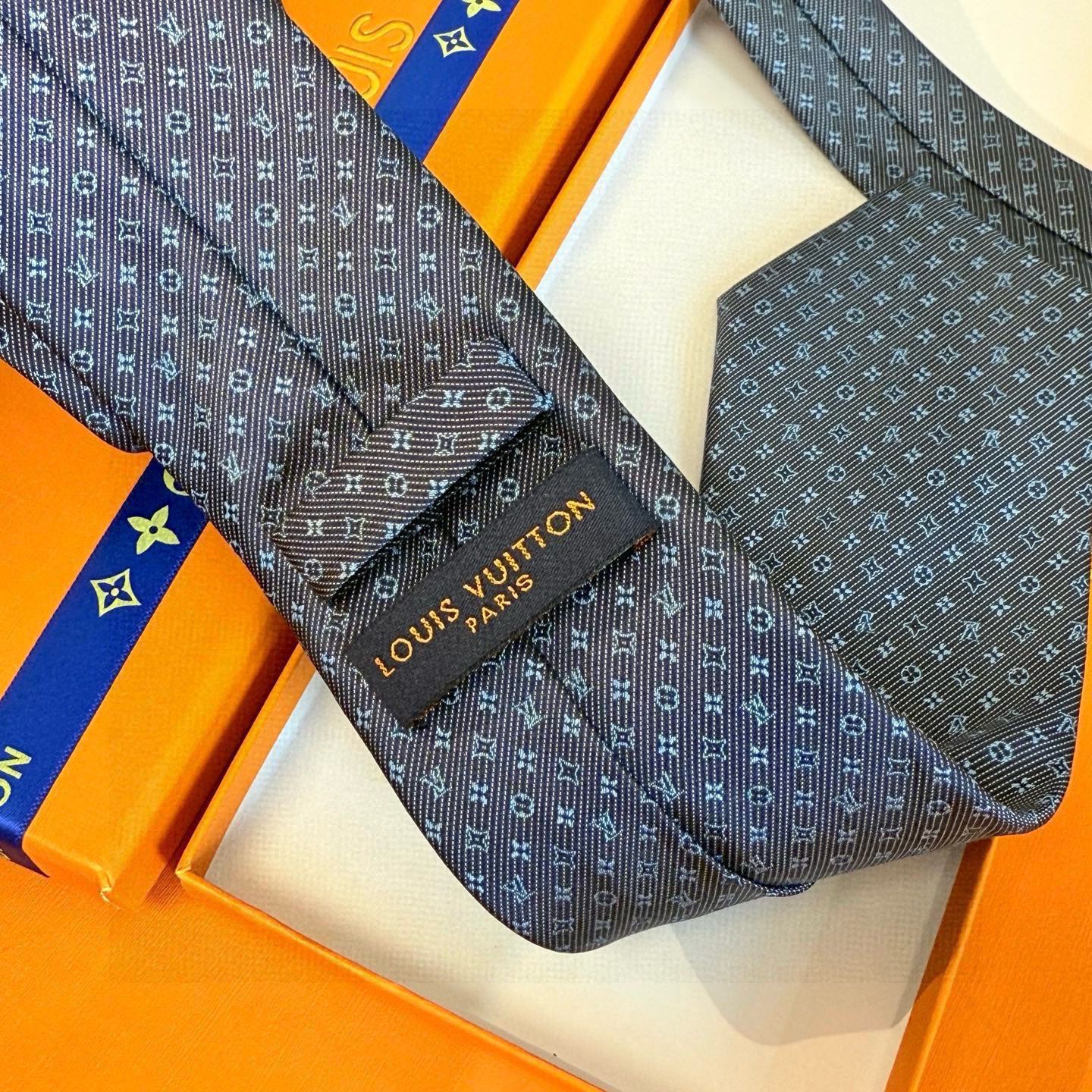 🌾 专柜同歩👔Lv男士领带系列，精致的小Logo提花，低调奢华大气的配色，这款领带将Lv标志性的Dami
