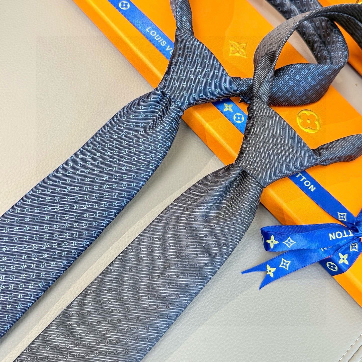 🌾 专柜同歩👔Lv男士领带系列，精致的小Logo提花，低调奢华大气的配色，这款领带将Lv标志性的Dami