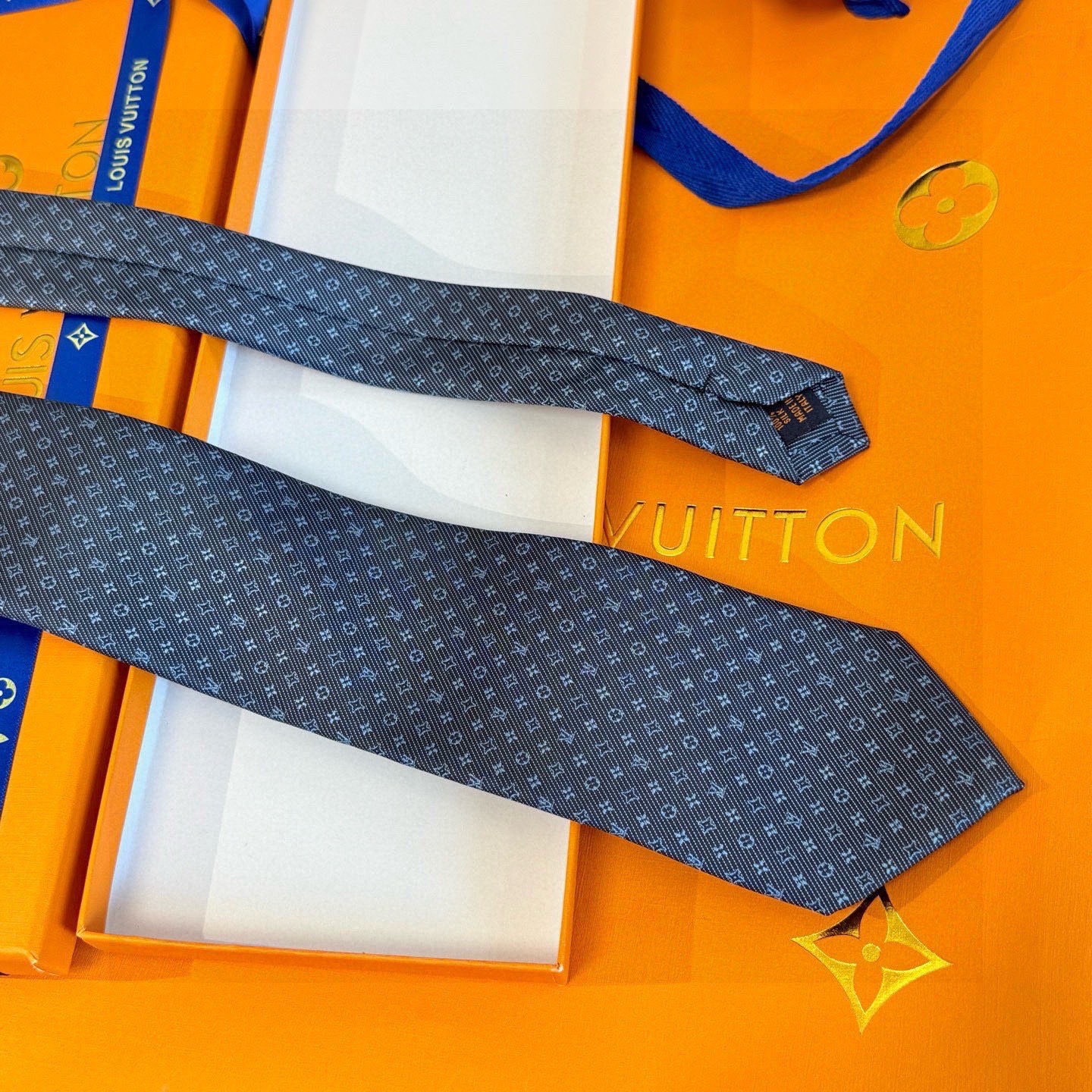 🌾 专柜同歩👔Lv男士领带系列，精致的小Logo提花，低调奢华大气的配色，这款领带将Lv标志性的Dami