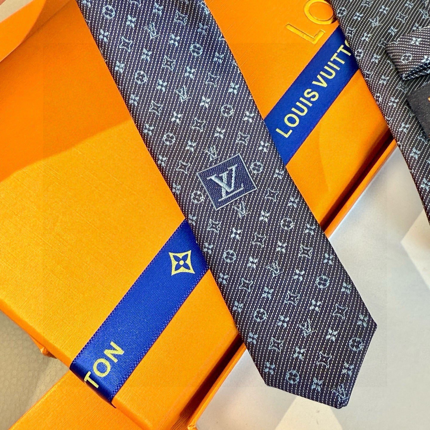 🌾 专柜同歩👔Lv男士领带系列，精致的小Logo提花，低调奢华大气的配色，这款领带将Lv标志性的Dami