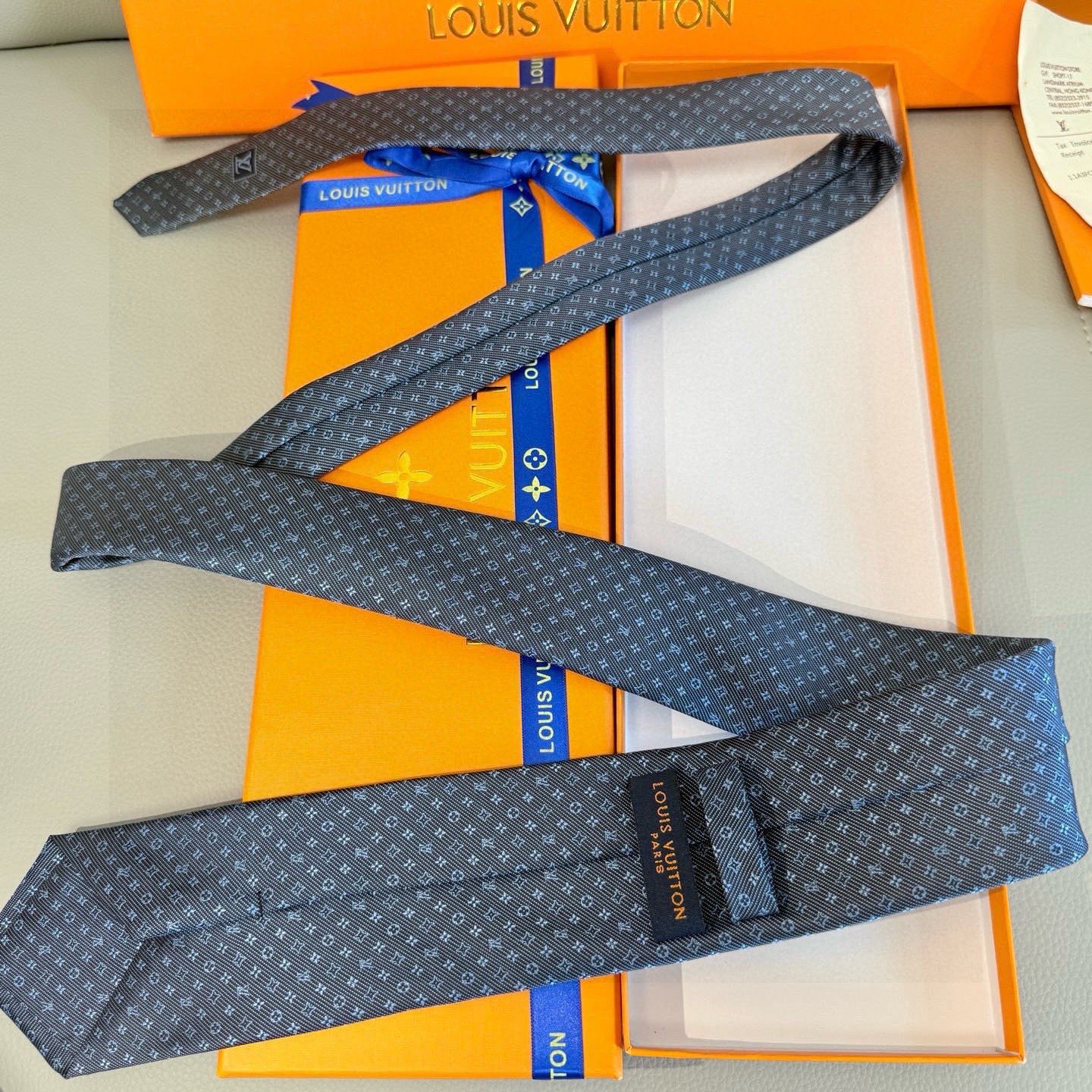 🌾 专柜同歩👔Lv男士领带系列，精致的小Logo提花，低调奢华大气的配色，这款领带将Lv标志性的Dami
