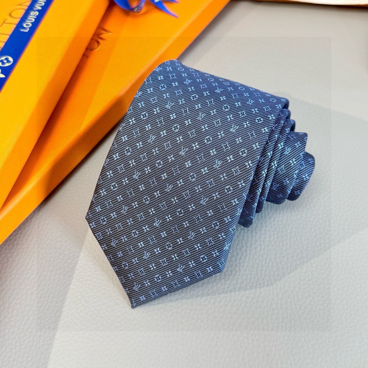 🌾 专柜同歩👔Lv男士领带系列，精致的小Logo提花，低调奢华大气的配色，这款领带将Lv标志性的Dami
