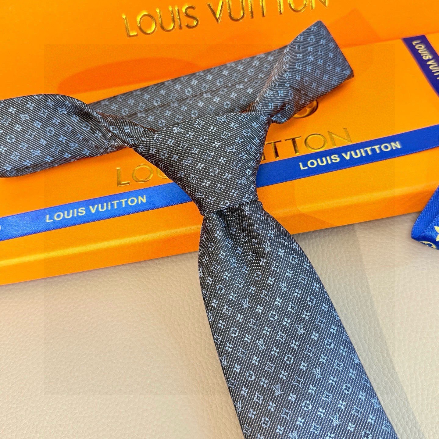 🌾 专柜同歩👔Lv男士领带系列，精致的小Logo提花，低调奢华大气的配色，这款领带将Lv标志性的Dami