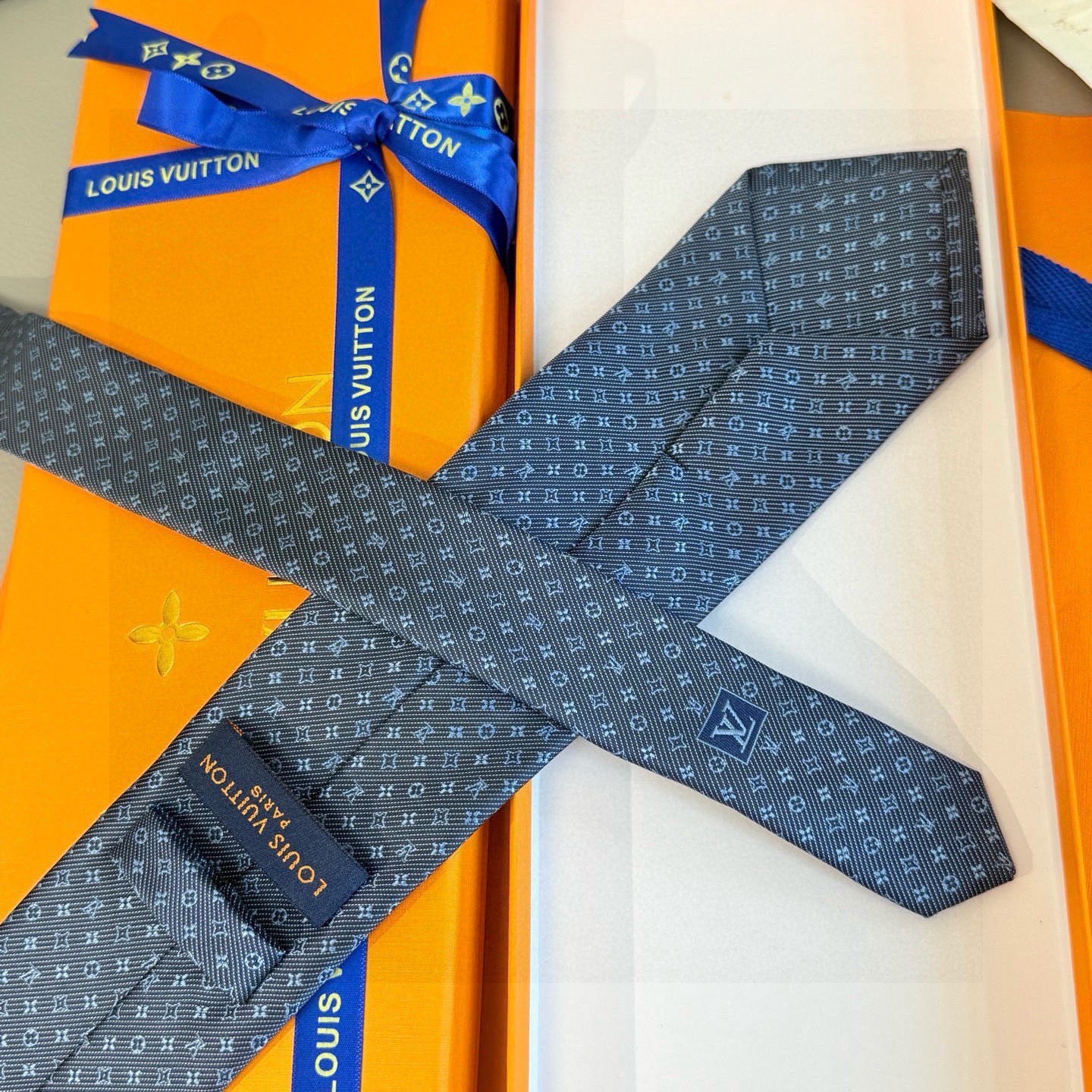 🌾 专柜同歩👔Lv男士领带系列，精致的小Logo提花，低调奢华大气的配色，这款领带将Lv标志性的Dami
