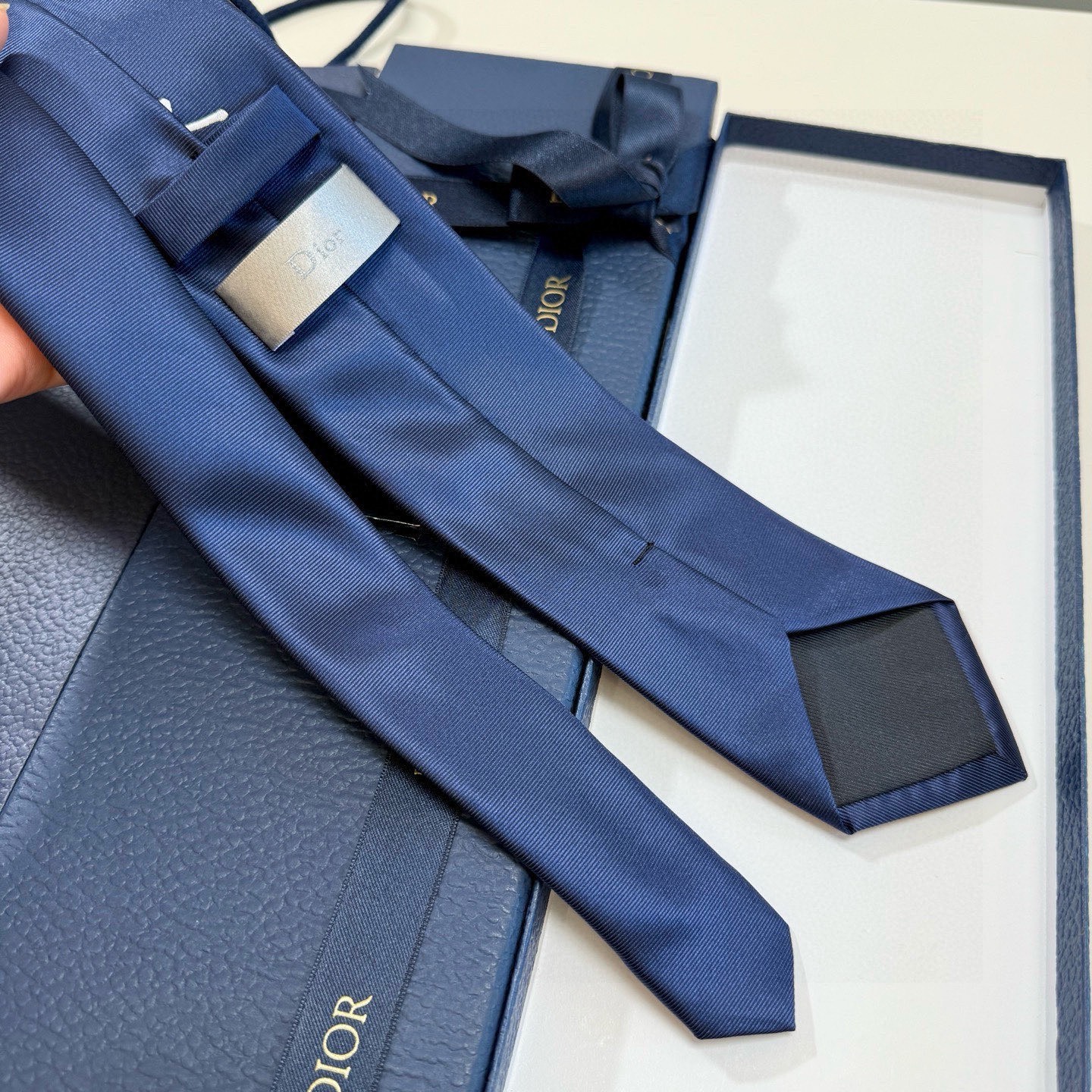 🌾爆款到👏👏新款迪奥领带 👔👔Dior男士稀有😻😻展现精湛手工与时尚优雅的理想选择，这款采用DO家最经典