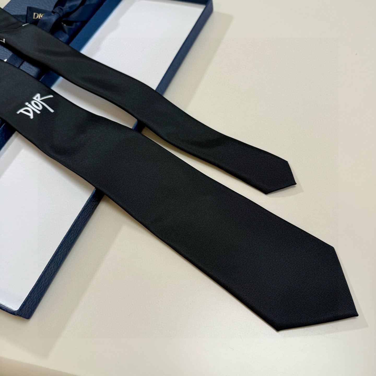 🌾爆款到👏👏新款迪奥领带 👔👔Dior男士稀有😻😻展现精湛手工与时尚优雅的理想选择，这款采用DO家最经典