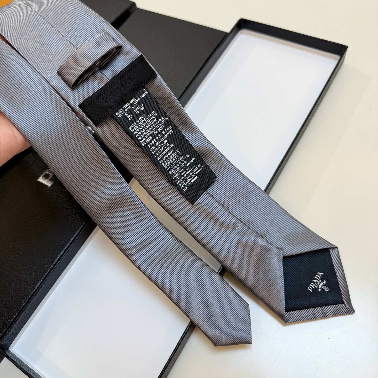 🌾普拉达专柜同步 新款领带！P家经典领带中性款 Prada徽标领带，高端定制👑稀有😻😻展现精湛手工与时尚