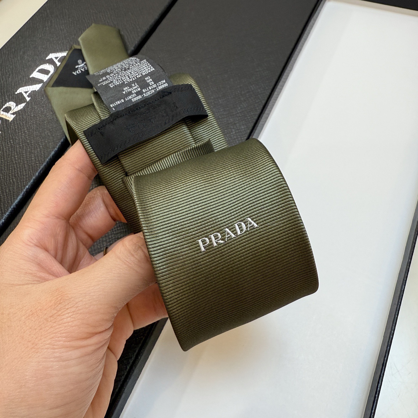 🌾普拉达专柜同步 新款领带！P家经典领带中性款 Prada徽标领带，高端定制👑稀有😻😻展现精湛手工与时尚