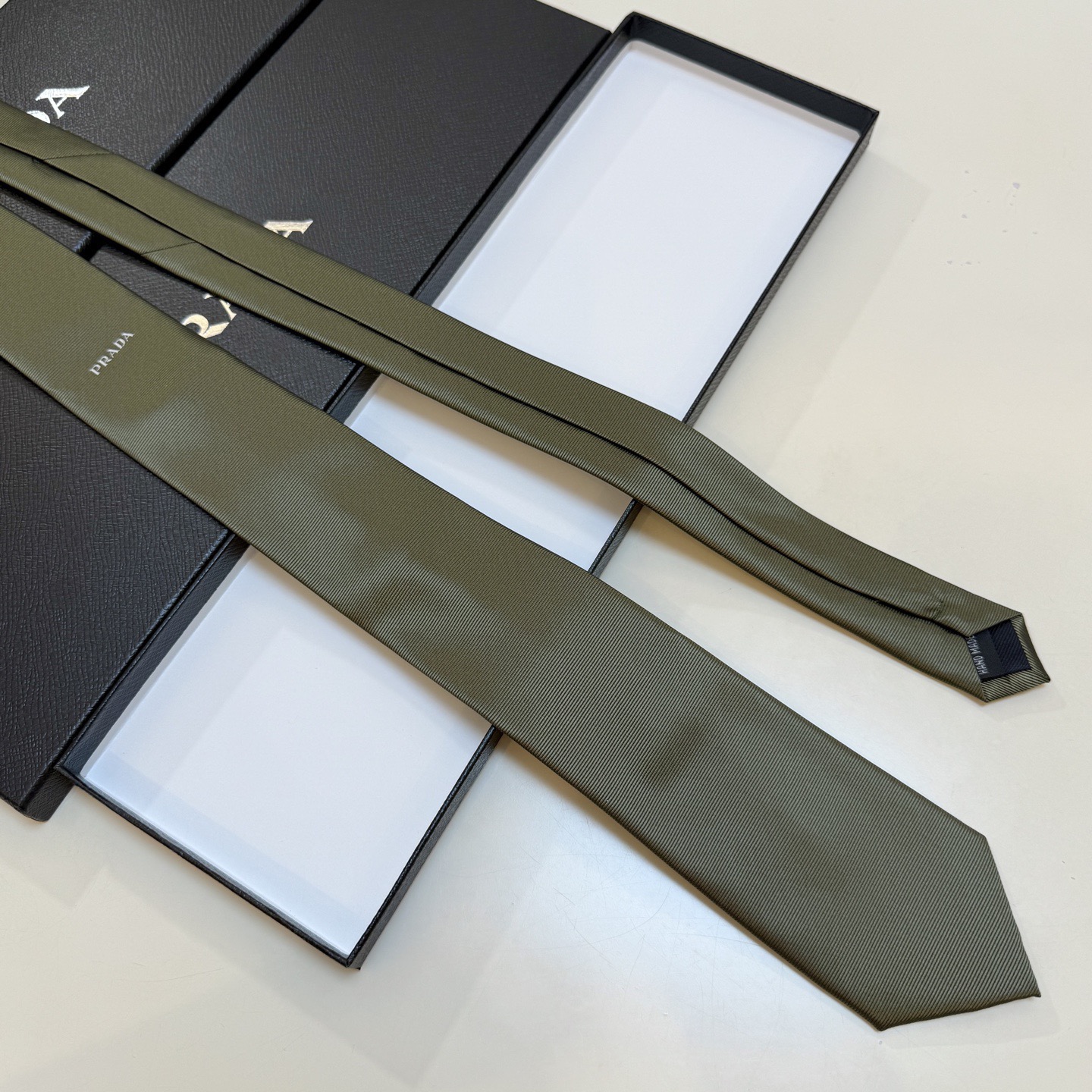 🌾普拉达专柜同步 新款领带！P家经典领带中性款 Prada徽标领带，高端定制👑稀有😻😻展现精湛手工与时尚
