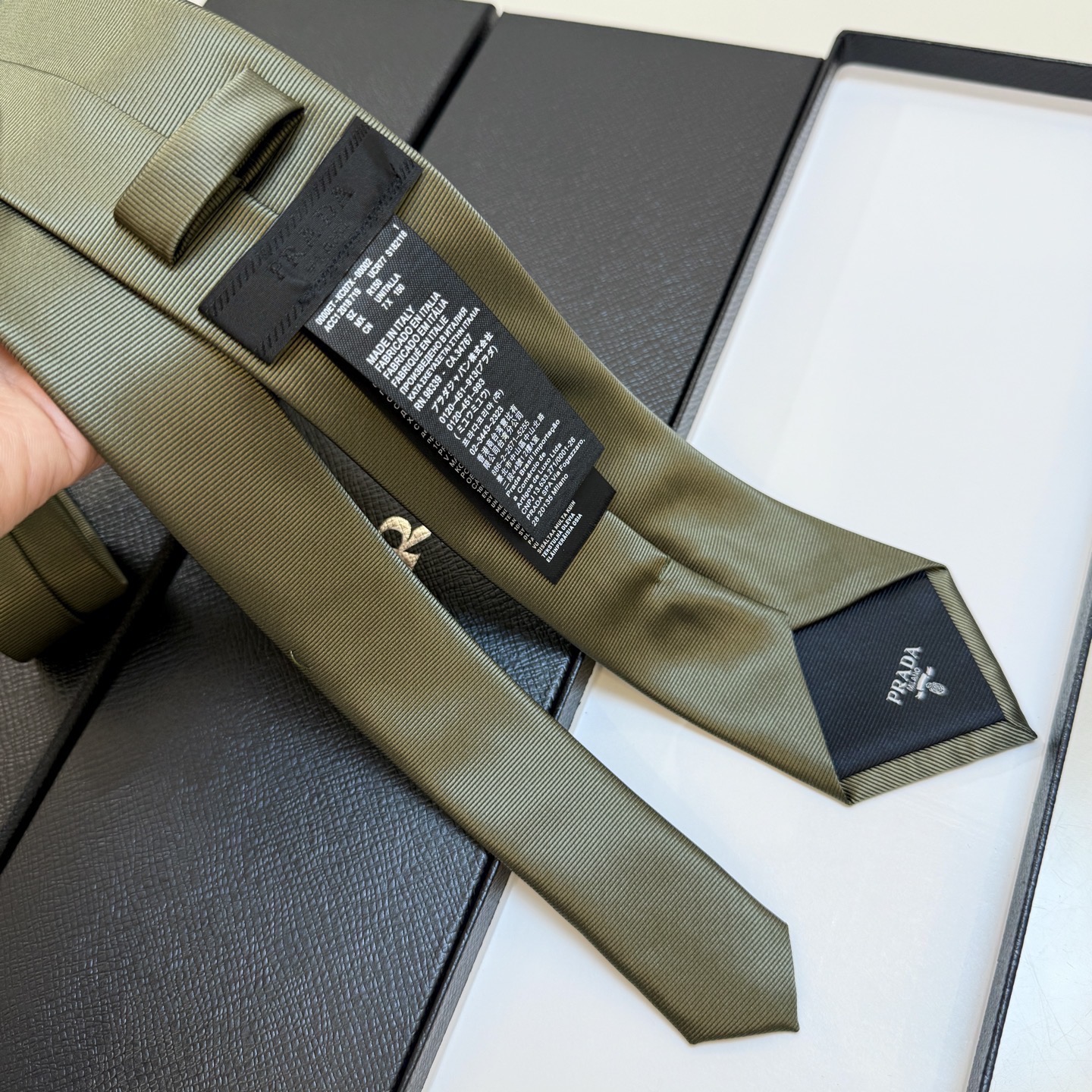 🌾普拉达专柜同步 新款领带！P家经典领带中性款 Prada徽标领带，高端定制👑稀有😻😻展现精湛手工与时尚