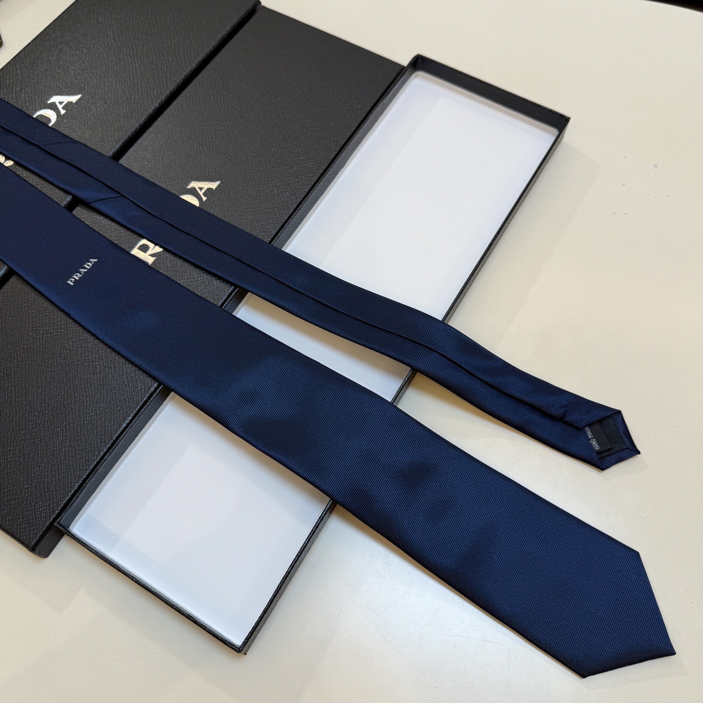 🌾普拉达专柜同步 新款领带！P家经典领带中性款 Prada徽标领带，高端定制👑稀有😻😻展现精湛手工与时尚