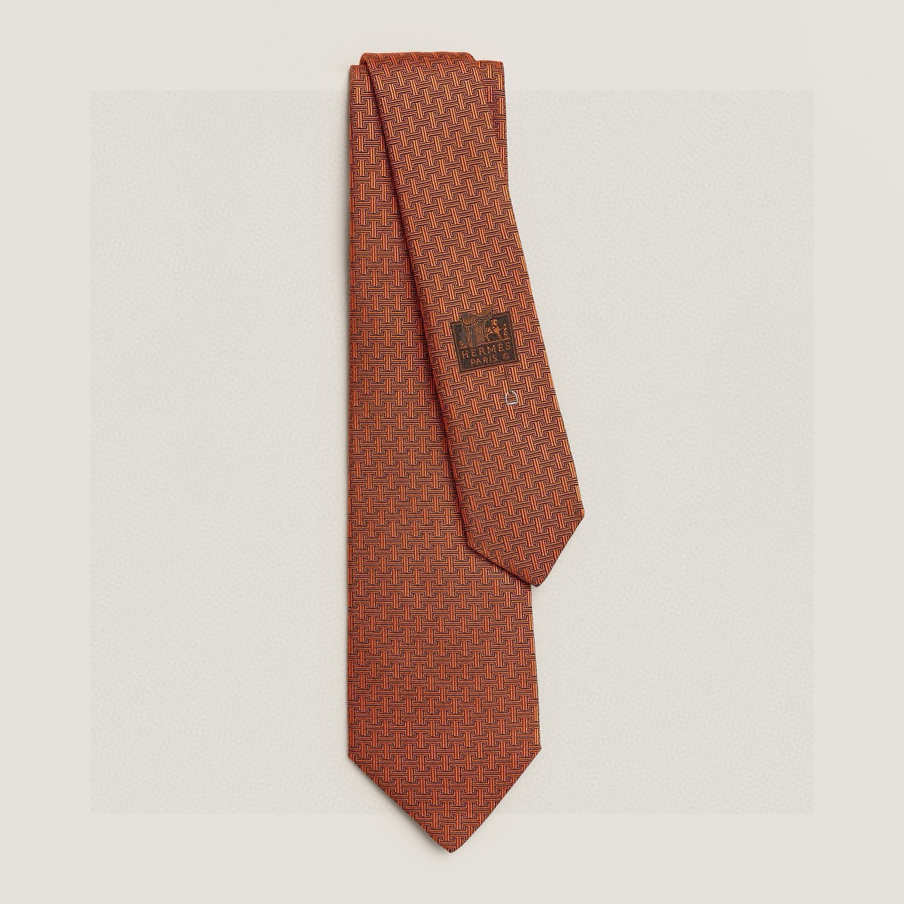 NO:881653,Special official synchronized new men's tie, [H logo pattern tie], rare H family has a thousand ties with different prints released every year. From the beginning, geometric patterns were mainly used to express equestrian activities, to today's styles are much richer, with lively animals or daily life objects as the theme, allowing men to fully show their personality. Top-grade twill silk hand-made custom ties, ties, real silk, ties19860909特官方同步新款男士领带,【H标志图案领带】,稀有H家每年都有一千条不同印花的领带面世,从最初的多以几何图案表现骑术活动为主,到如今的款式则丰富得多,以活泼的动物或日常生活 事物为主题,让男士可以充分展示自己个性.顶级斜纹真丝手工定制 领带,领带,real silk,ties,accessory