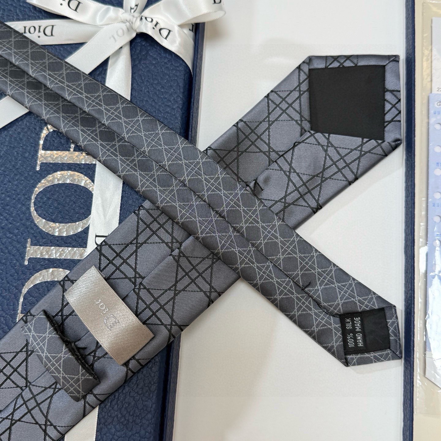 🌾爆款到👏👏Do家新款领带💖💖 👔👔Dior男士【D藤格纹图案领带】，稀有😻😻展现精湛手工与时尚优雅的理