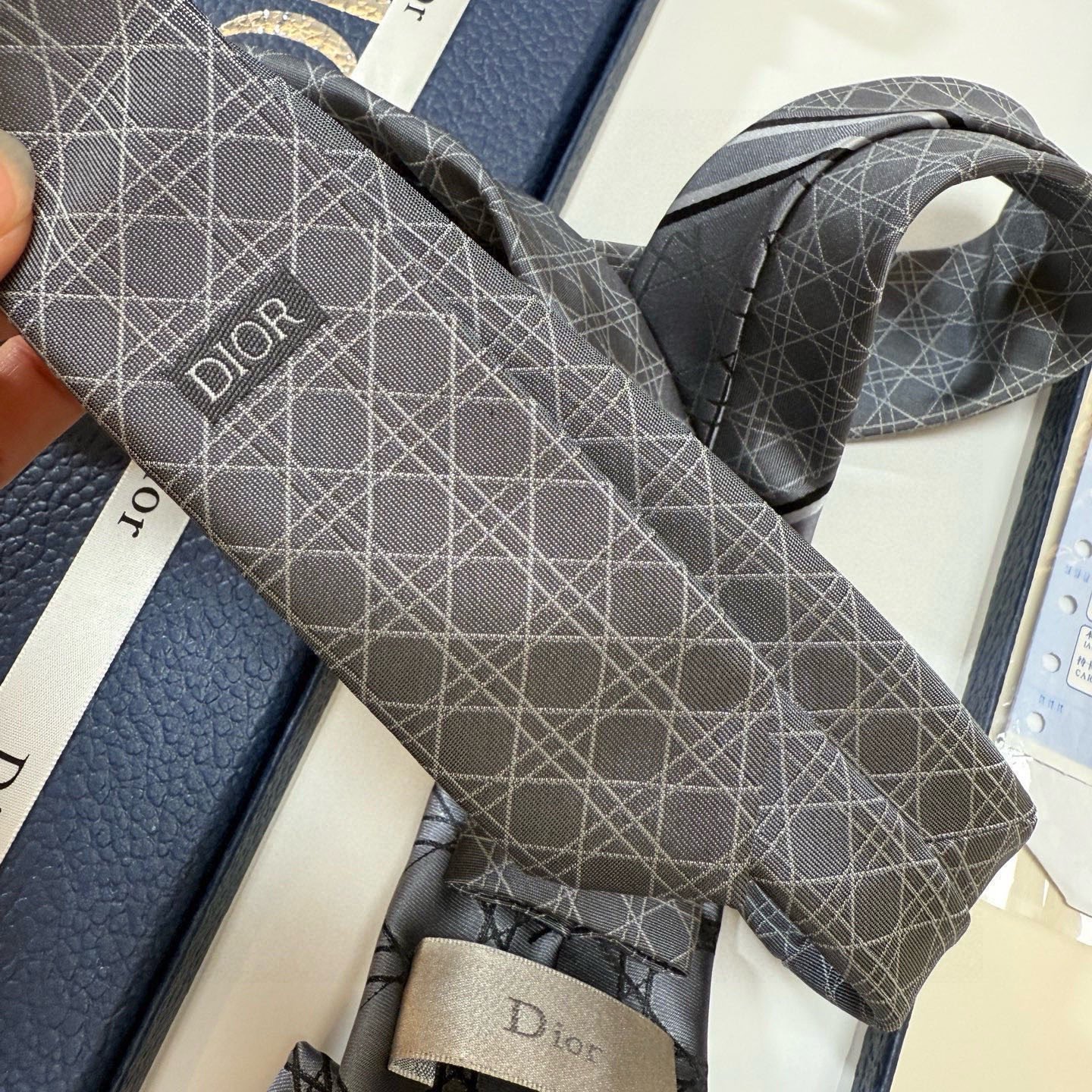 🌾爆款到👏👏Do家新款领带💖💖 👔👔Dior男士【D藤格纹图案领带】，稀有😻😻展现精湛手工与时尚优雅的理