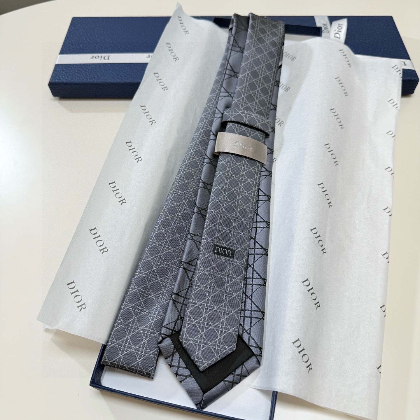 🌾爆款到👏👏Do家新款领带💖💖 👔👔Dior男士【D藤格纹图案领带】，稀有😻😻展现精湛手工与时尚优雅的理