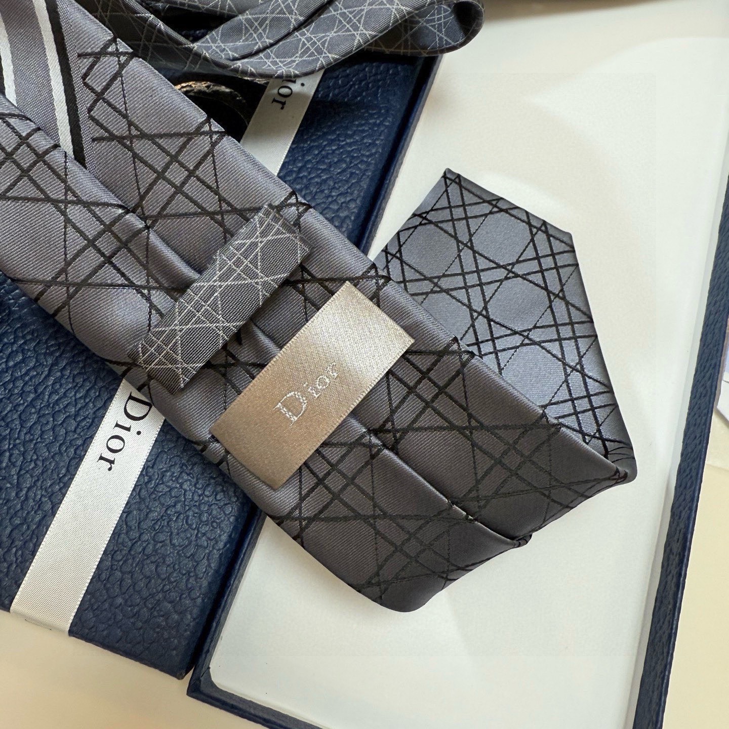 🌾爆款到👏👏Do家新款领带💖💖 👔👔Dior男士【D藤格纹图案领带】，稀有😻😻展现精湛手工与时尚优雅的理