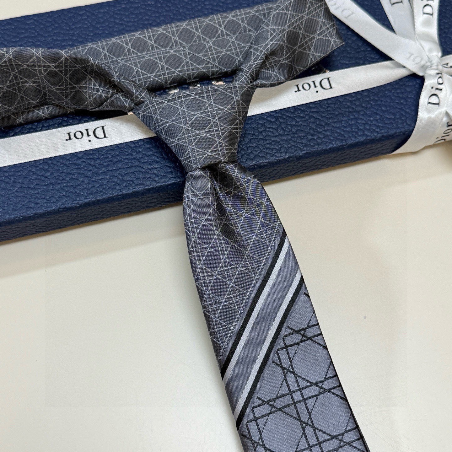 🌾爆款到👏👏Do家新款领带💖💖 👔👔Dior男士【D藤格纹图案领带】，稀有😻😻展现精湛手工与时尚优雅的理