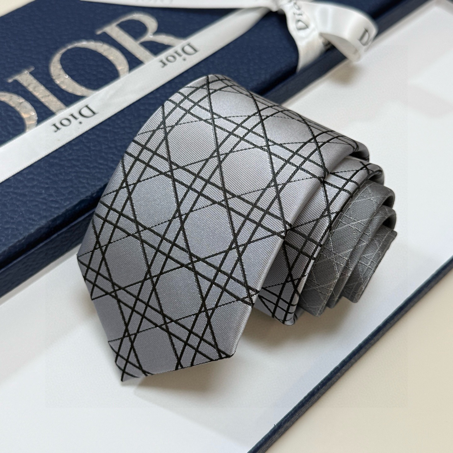 🌾爆款到👏👏Do家新款领带💖💖 👔👔Dior男士【D藤格纹图案领带】，稀有😻😻展现精湛手工与时尚优雅的理