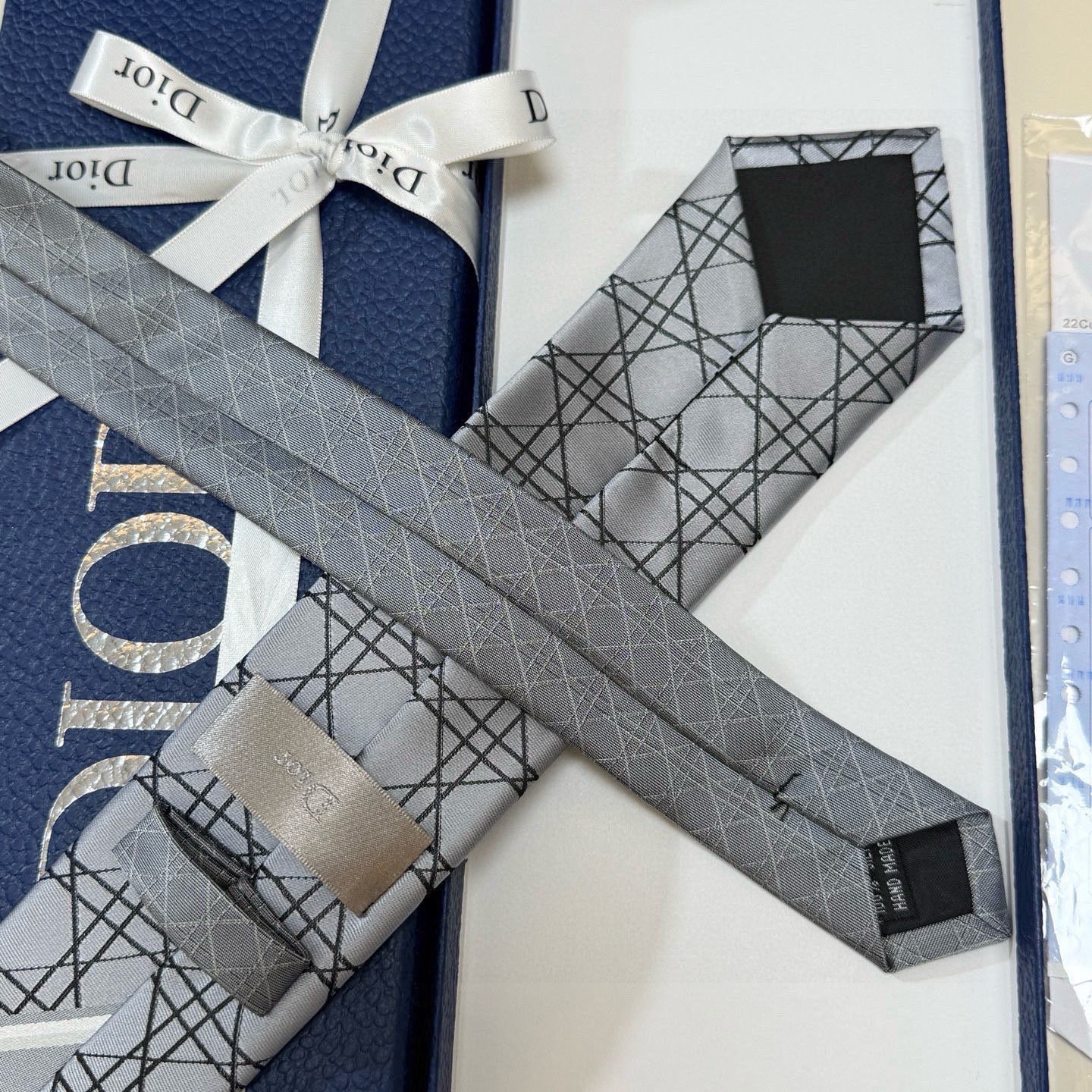 🌾爆款到👏👏Do家新款领带💖💖 👔👔Dior男士【D藤格纹图案领带】，稀有😻😻展现精湛手工与时尚优雅的理