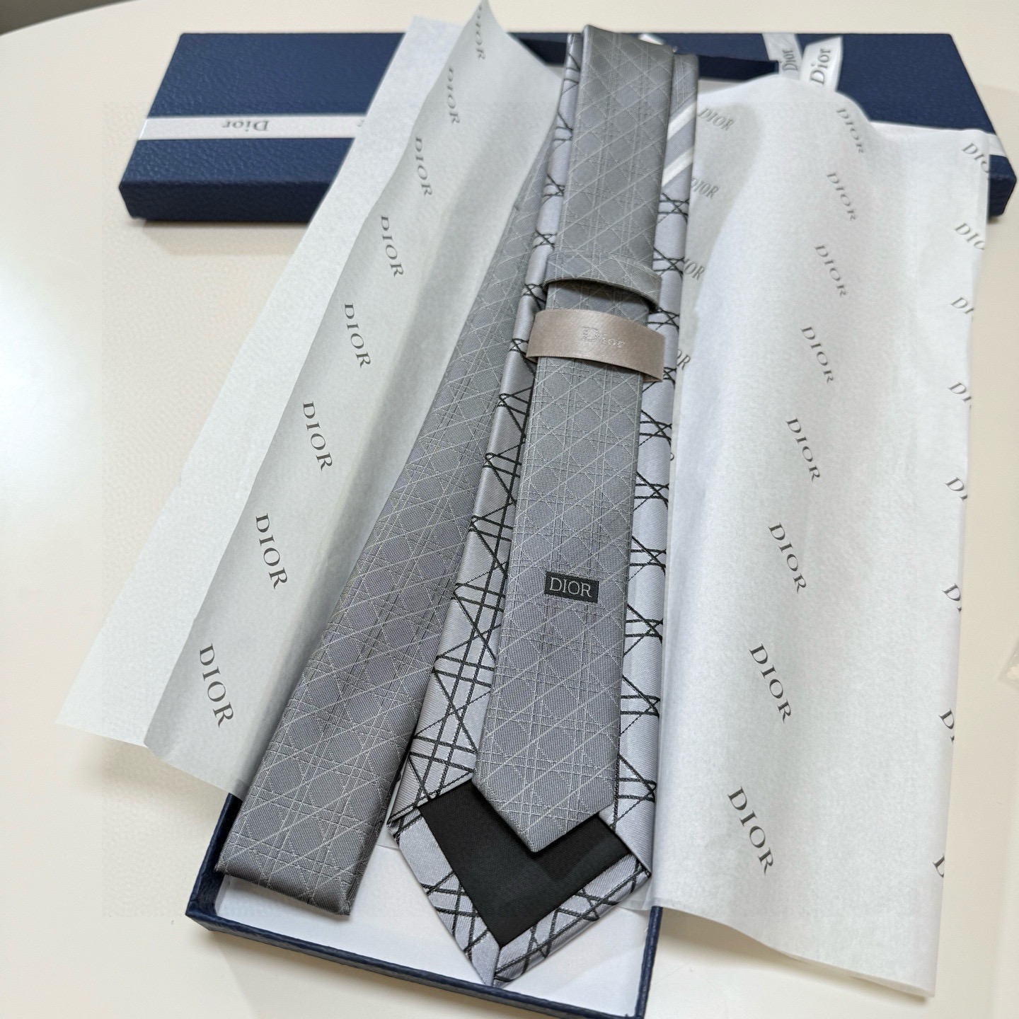 🌾爆款到👏👏Do家新款领带💖💖 👔👔Dior男士【D藤格纹图案领带】，稀有😻😻展现精湛手工与时尚优雅的理