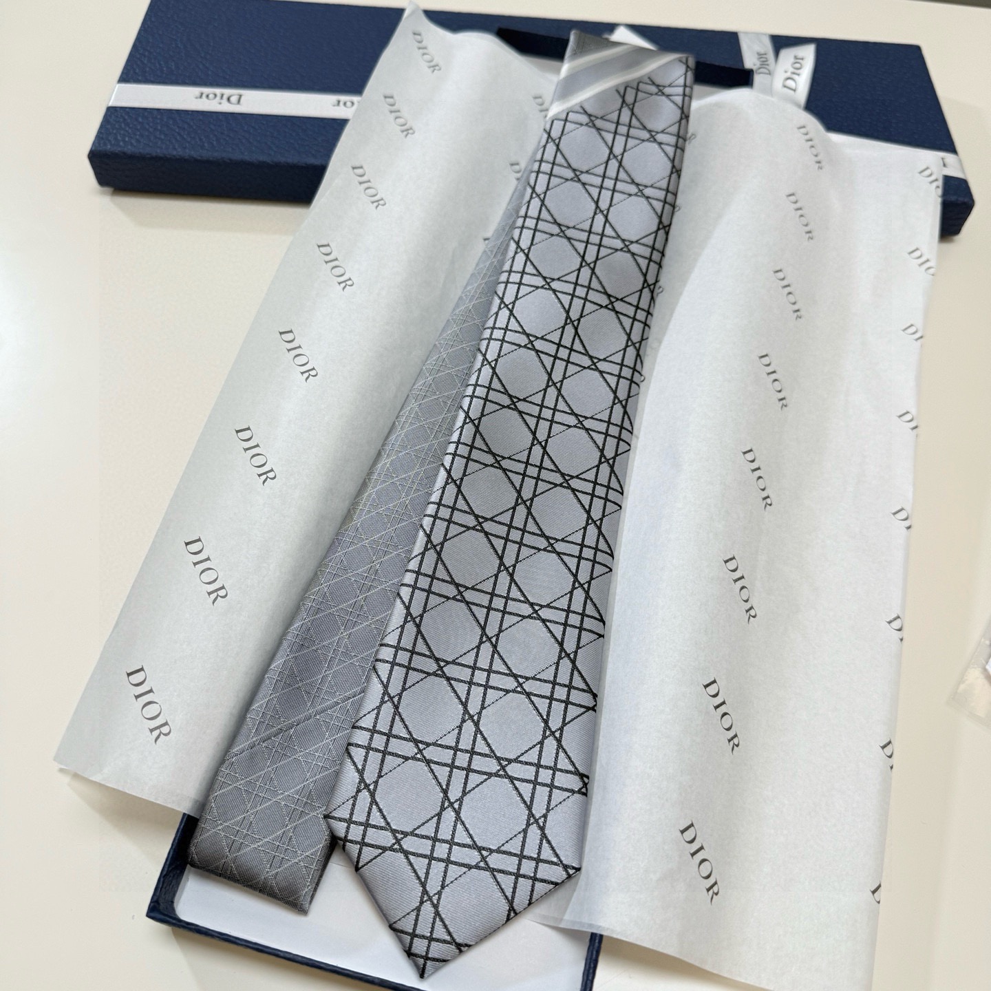 🌾爆款到👏👏Do家新款领带💖💖 👔👔Dior男士【D藤格纹图案领带】，稀有😻😻展现精湛手工与时尚优雅的理