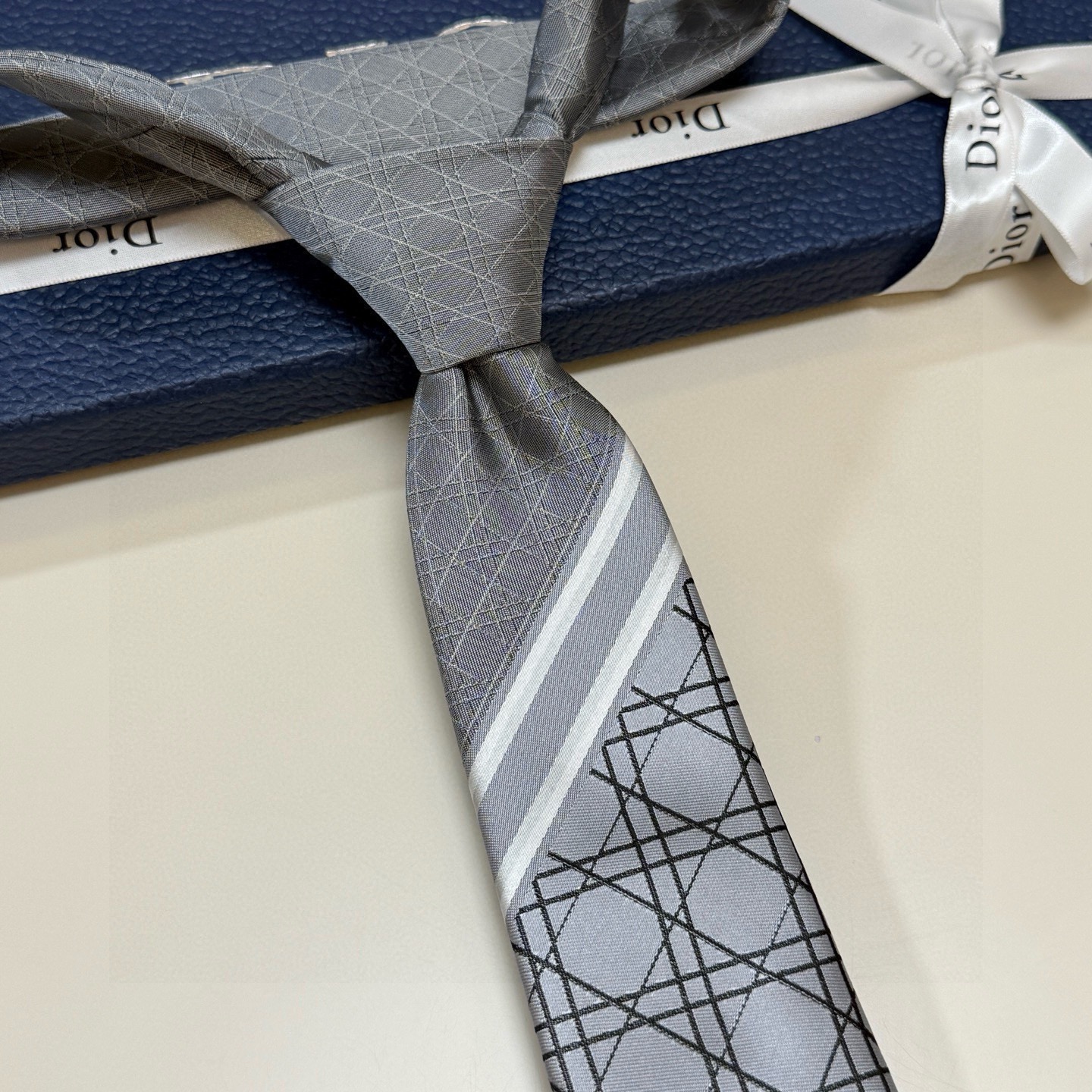 🌾爆款到👏👏Do家新款领带💖💖 👔👔Dior男士【D藤格纹图案领带】，稀有😻😻展现精湛手工与时尚优雅的理