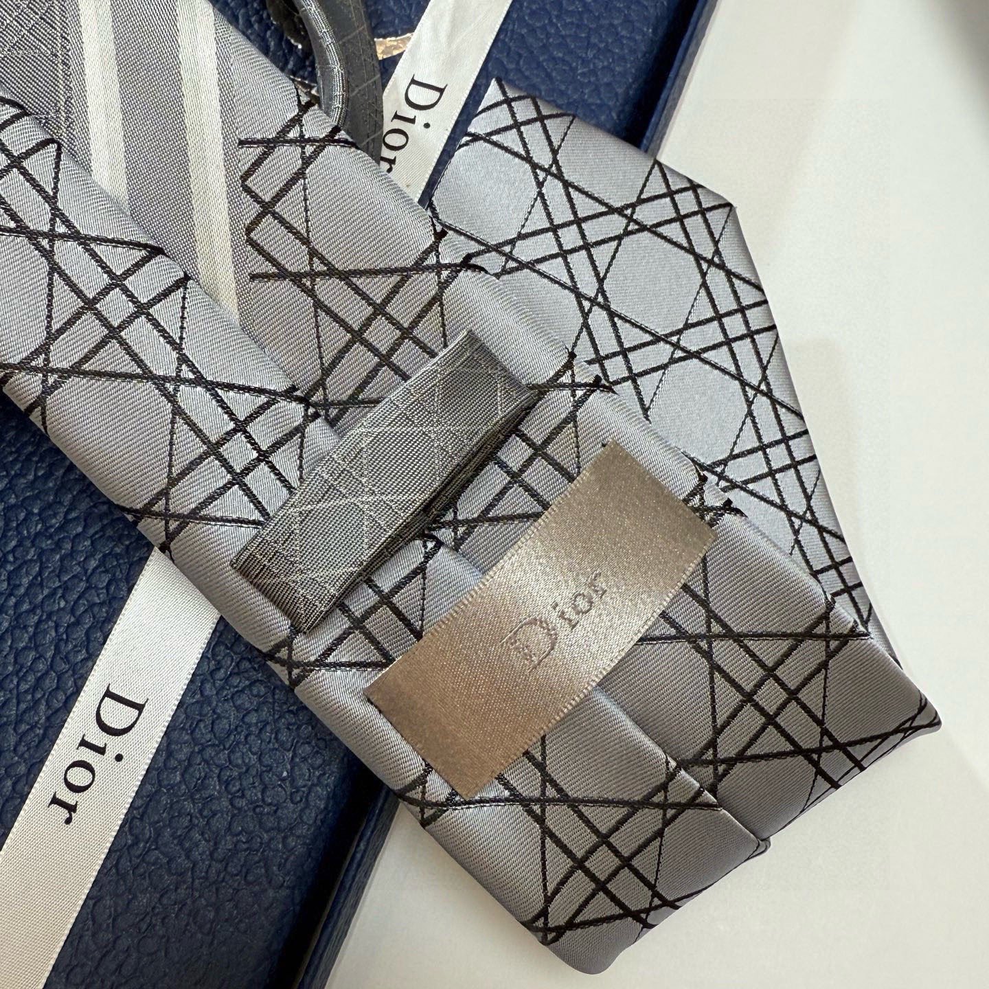 🌾爆款到👏👏Do家新款领带💖💖 👔👔Dior男士【D藤格纹图案领带】，稀有😻😻展现精湛手工与时尚优雅的理