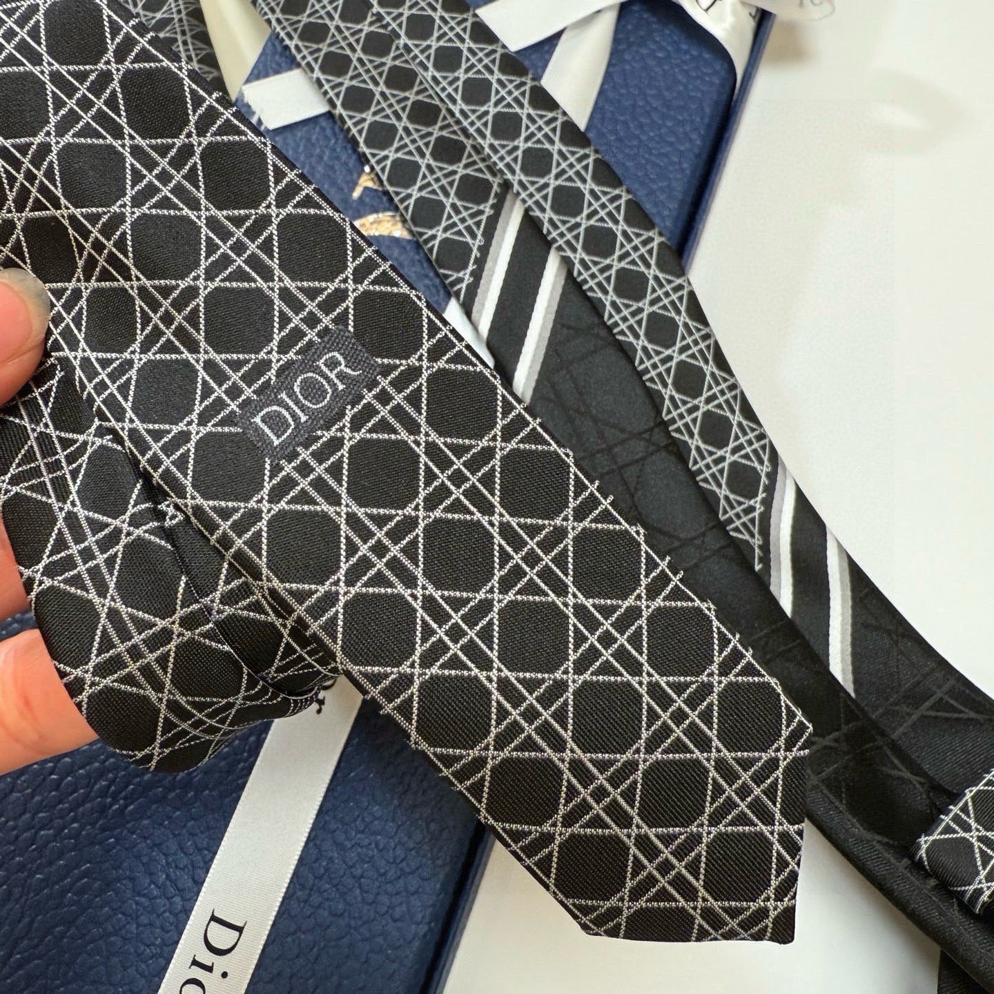 🌾爆款到👏👏Do家新款领带💖💖 👔👔Dior男士【D藤格纹图案领带】，稀有😻😻展现精湛手工与时尚优雅的理