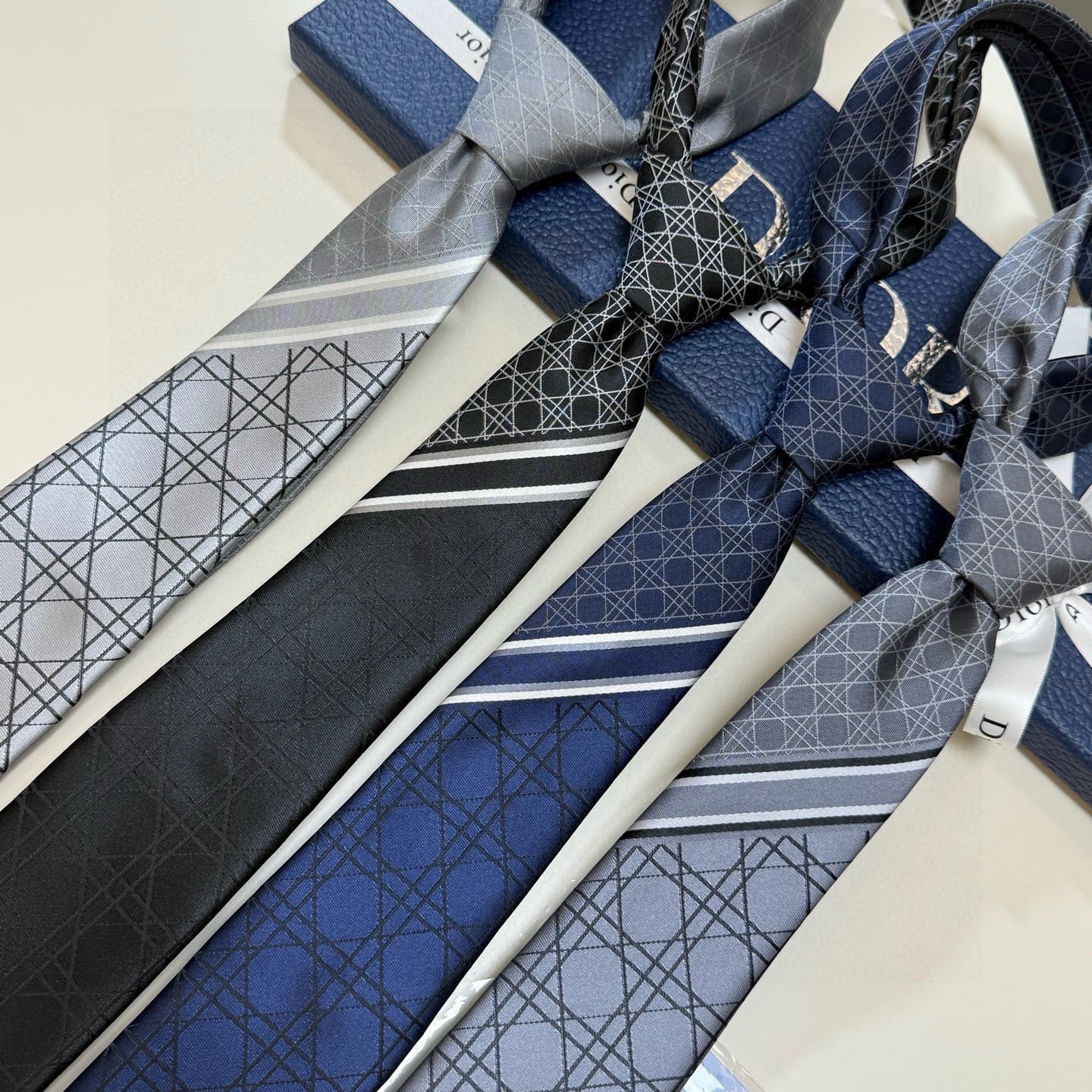 🌾爆款到👏👏Do家新款领带💖💖 👔👔Dior男士【D藤格纹图案领带】，稀有😻😻展现精湛手工与时尚优雅的理