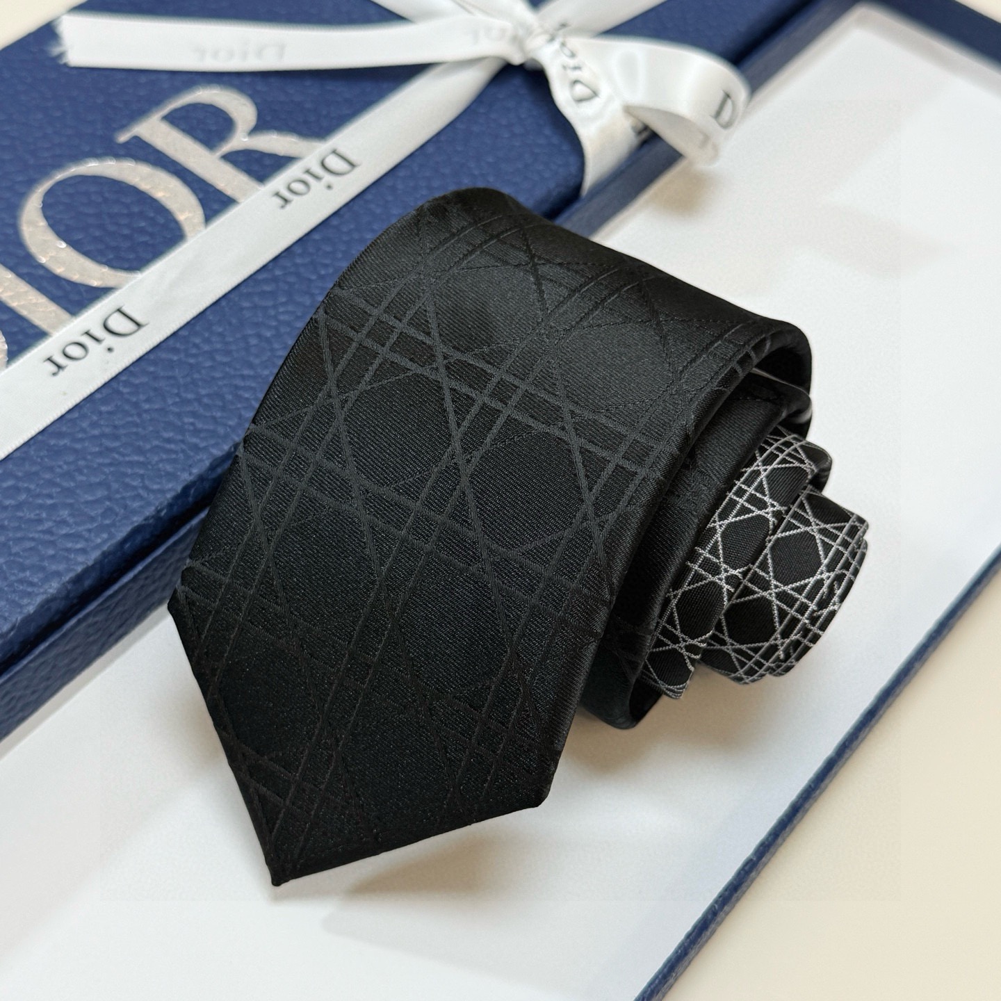 🌾爆款到👏👏Do家新款领带💖💖 👔👔Dior男士【D藤格纹图案领带】，稀有😻😻展现精湛手工与时尚优雅的理