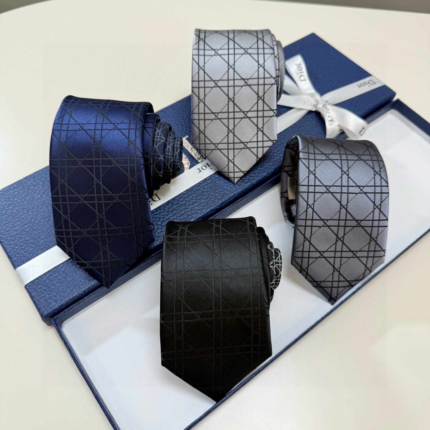 🌾爆款到👏👏Do家新款领带💖💖 👔👔Dior男士【D藤格纹图案领带】，稀有😻😻展现精湛手工与时尚优雅的理