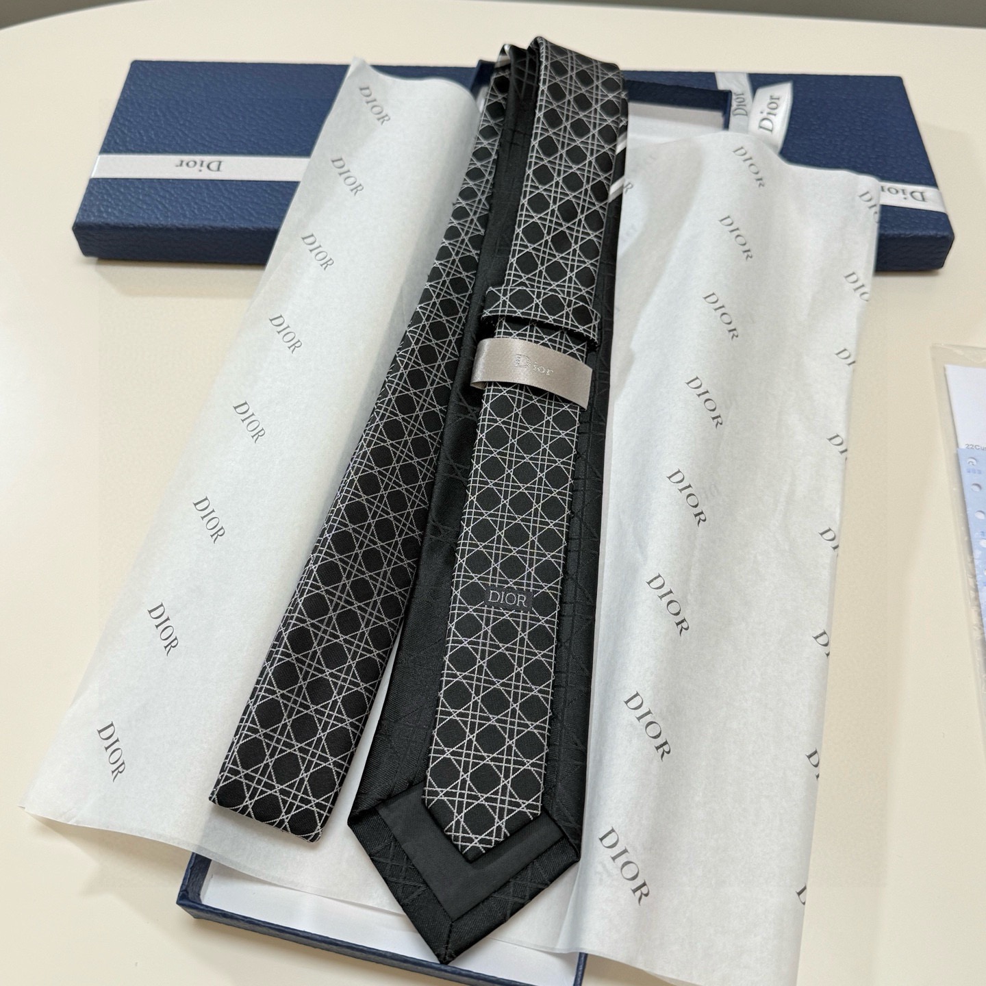 🌾爆款到👏👏Do家新款领带💖💖 👔👔Dior男士【D藤格纹图案领带】，稀有😻😻展现精湛手工与时尚优雅的理