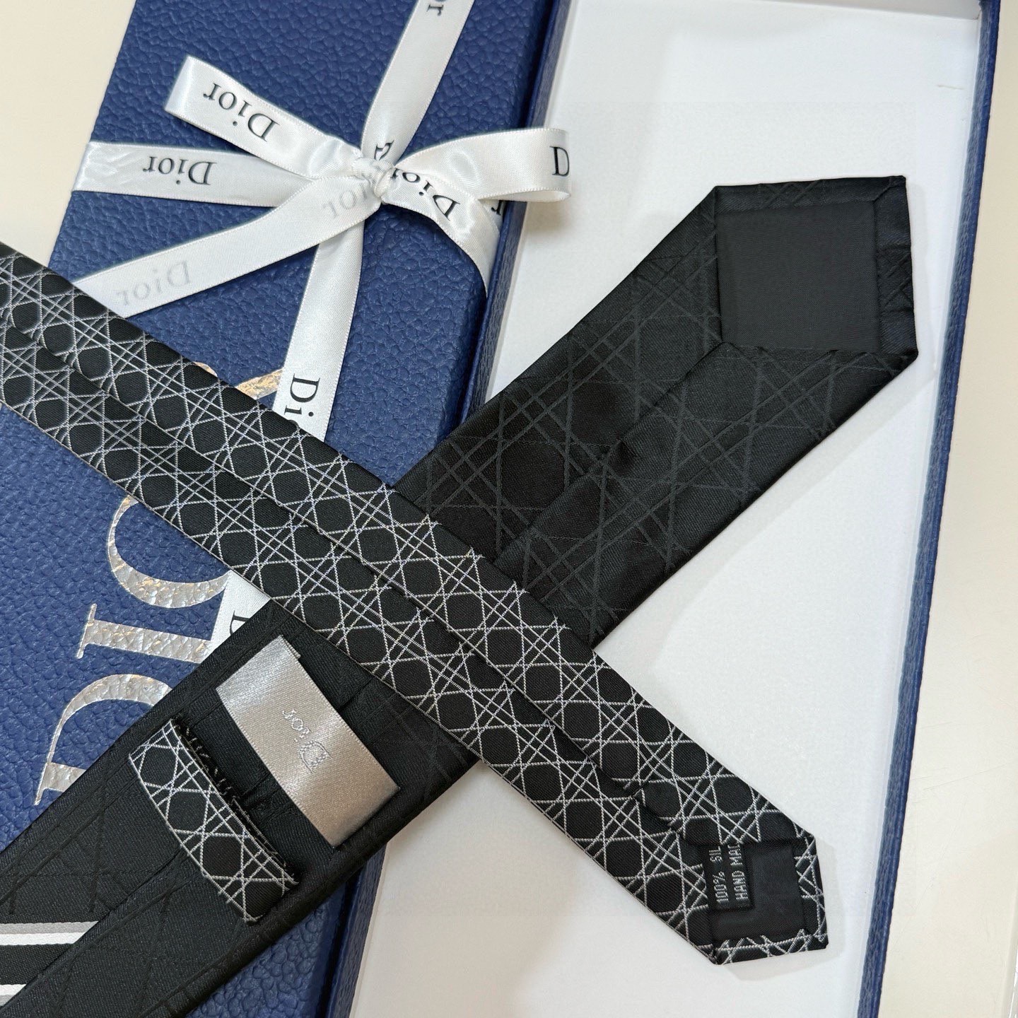 🌾爆款到👏👏Do家新款领带💖💖 👔👔Dior男士【D藤格纹图案领带】，稀有😻😻展现精湛手工与时尚优雅的理