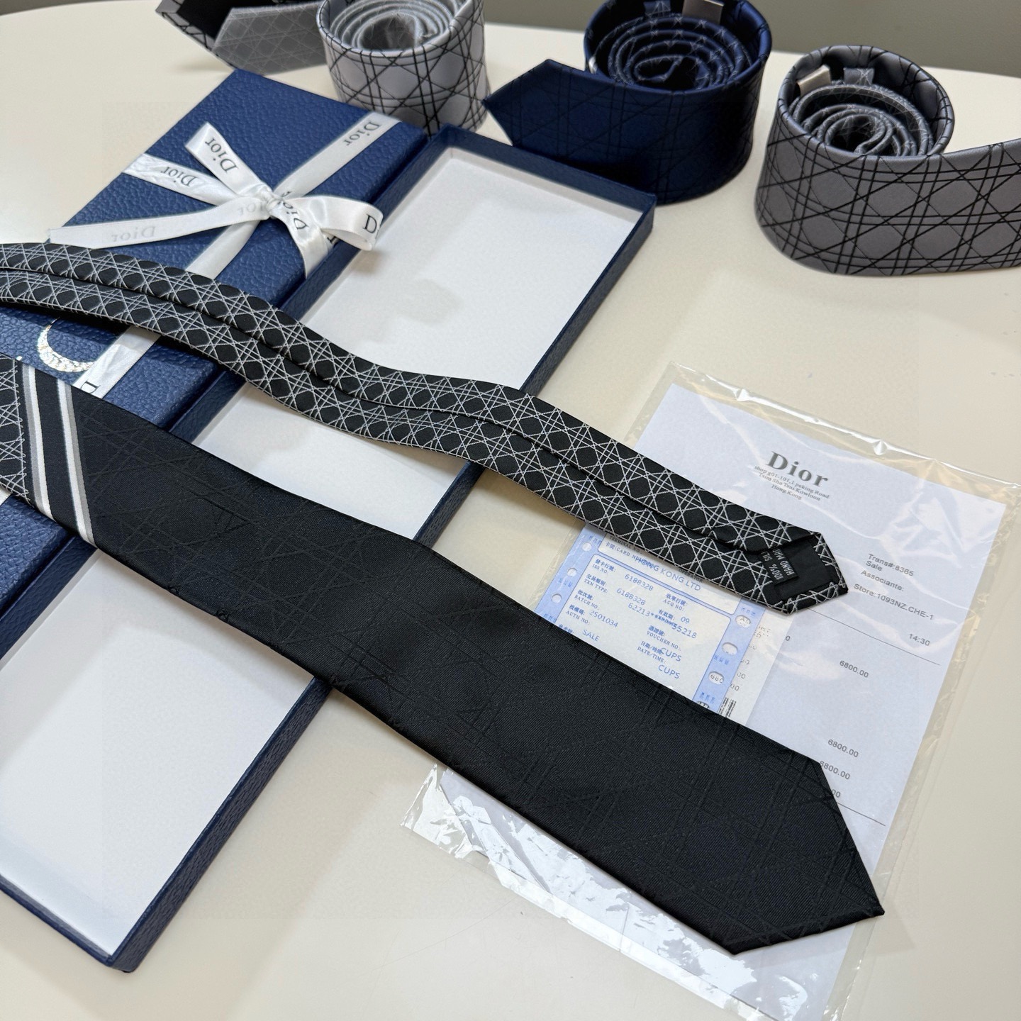 🌾爆款到👏👏Do家新款领带💖💖 👔👔Dior男士【D藤格纹图案领带】，稀有😻😻展现精湛手工与时尚优雅的理