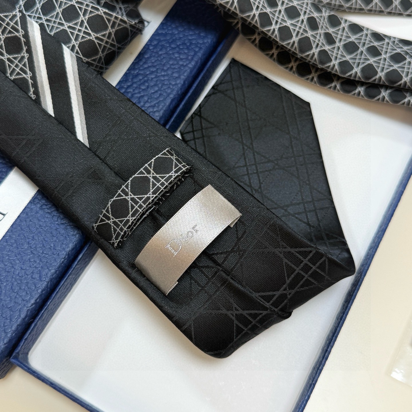 🌾爆款到👏👏Do家新款领带💖💖 👔👔Dior男士【D藤格纹图案领带】，稀有😻😻展现精湛手工与时尚优雅的理