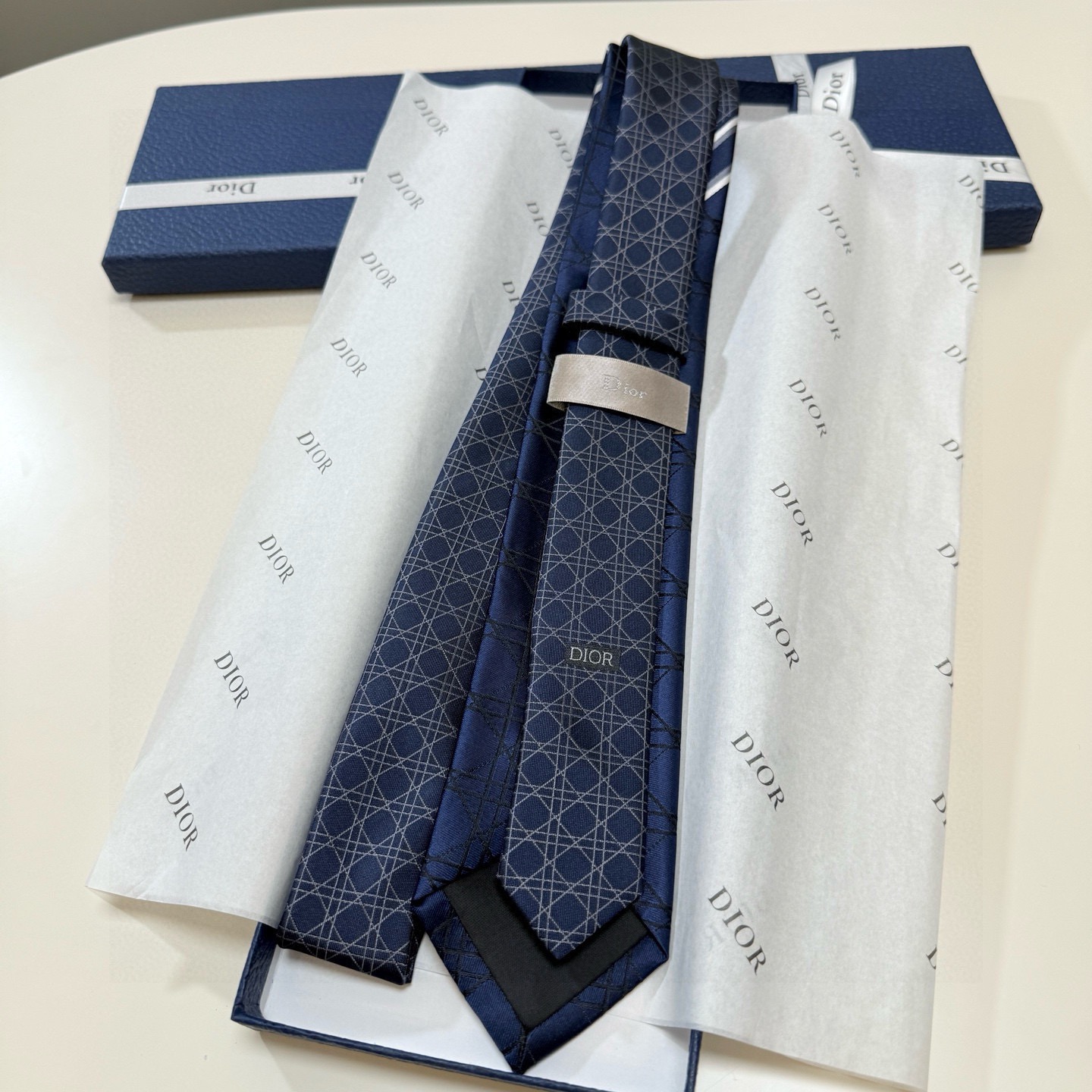 🌾爆款到👏👏Do家新款领带💖💖 👔👔Dior男士【D藤格纹图案领带】，稀有😻😻展现精湛手工与时尚优雅的理