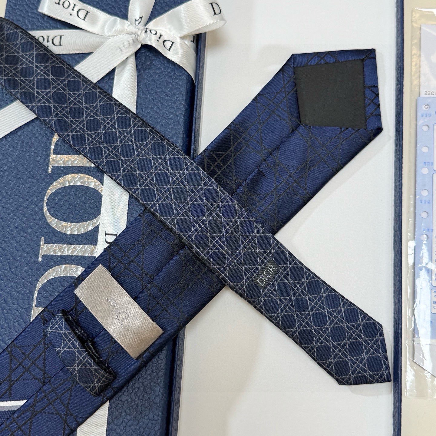 🌾爆款到👏👏Do家新款领带💖💖 👔👔Dior男士【D藤格纹图案领带】，稀有😻😻展现精湛手工与时尚优雅的理