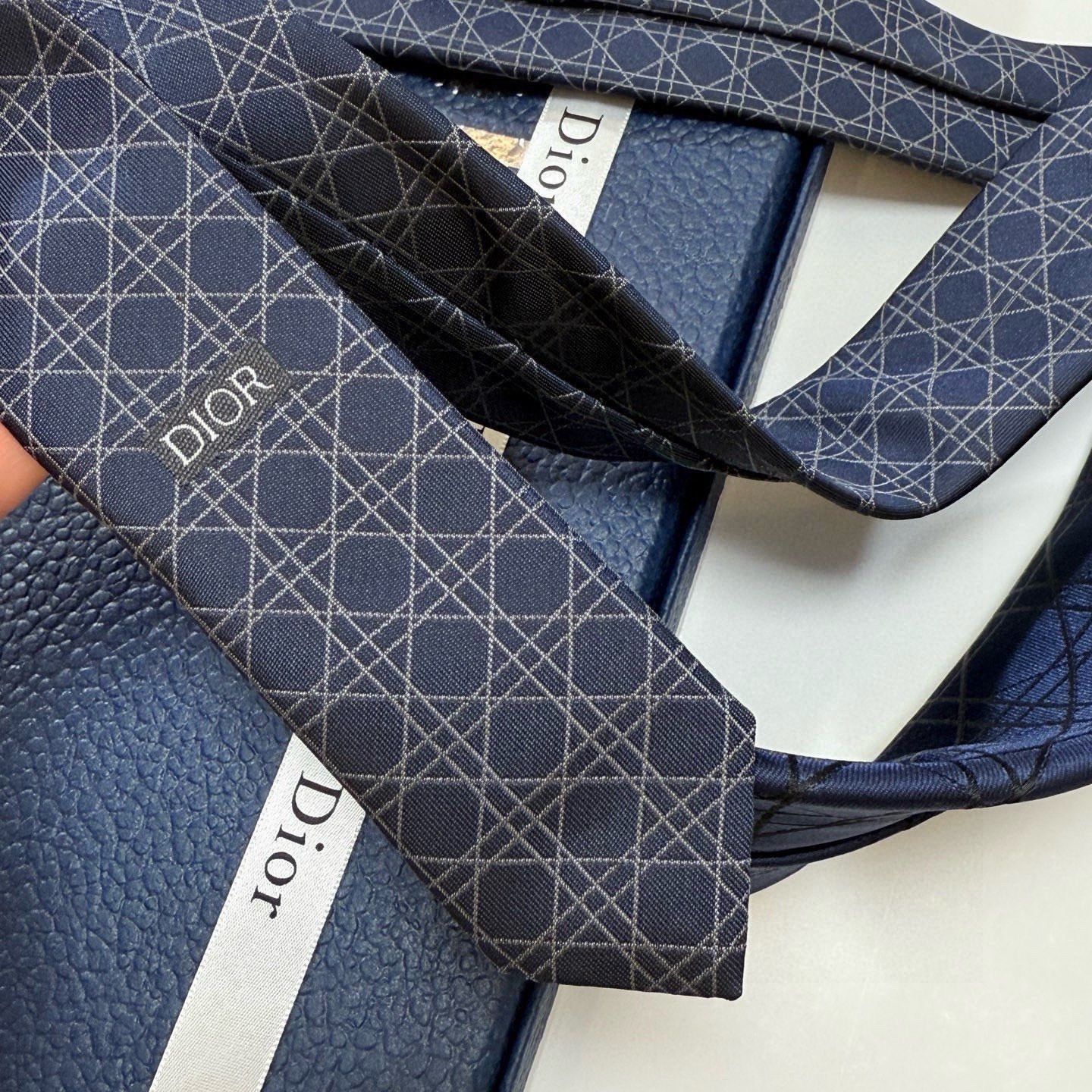 🌾爆款到👏👏Do家新款领带💖💖 👔👔Dior男士【D藤格纹图案领带】，稀有😻😻展现精湛手工与时尚优雅的理