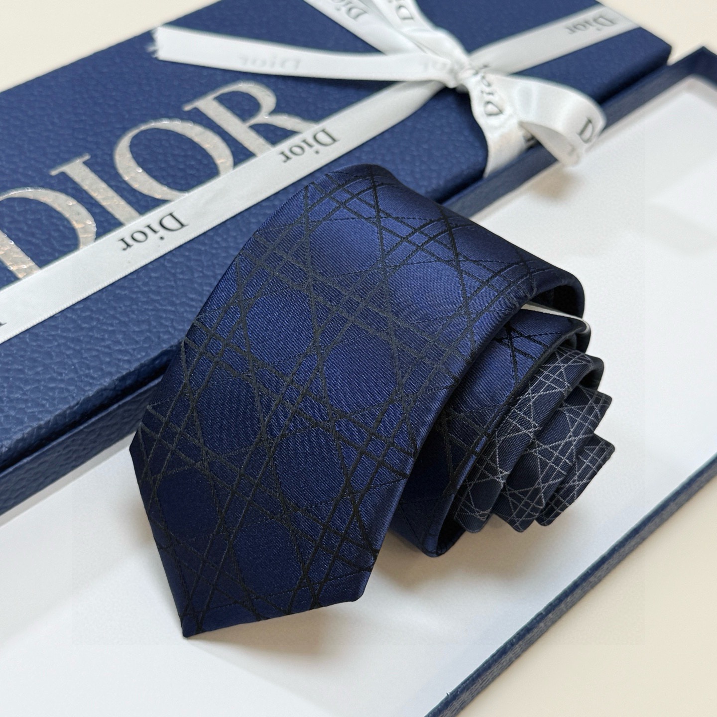 🌾爆款到👏👏Do家新款领带💖💖 👔👔Dior男士【D藤格纹图案领带】，稀有😻😻展现精湛手工与时尚优雅的理