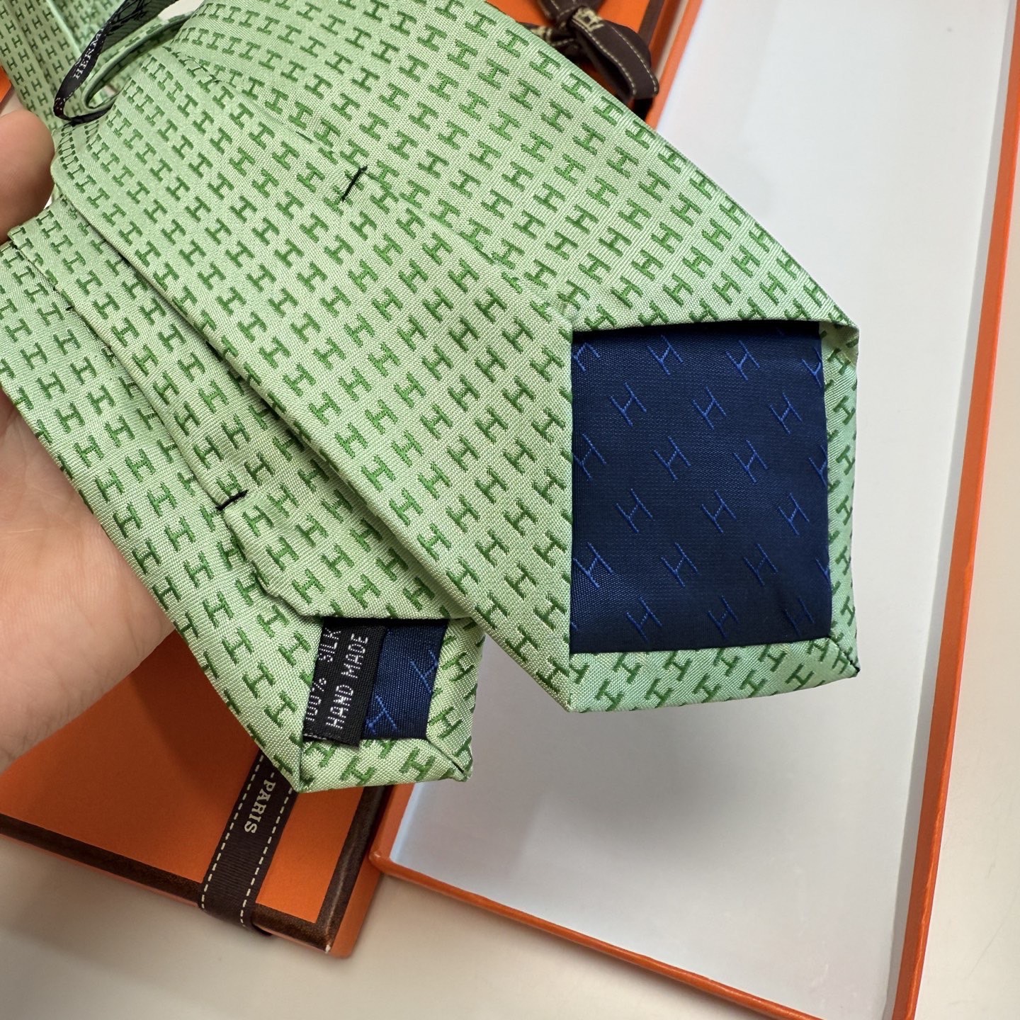 🌾男士新款领带系列【H字母图案领带】👔👔，稀有H家每年都有一千条不同印花的领带面世，从最初的多以几何图案