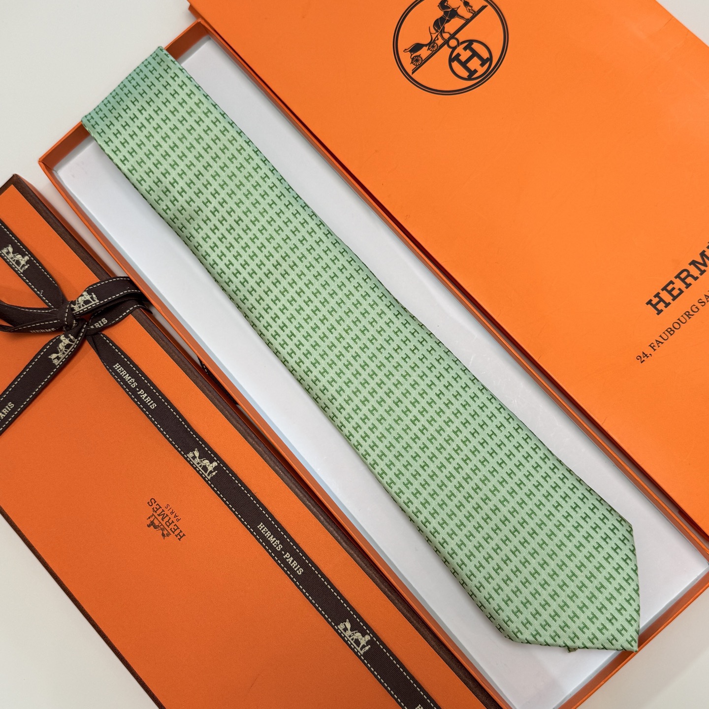 🌾男士新款领带系列【H字母图案领带】👔👔，稀有H家每年都有一千条不同印花的领带面世，从最初的多以几何图案