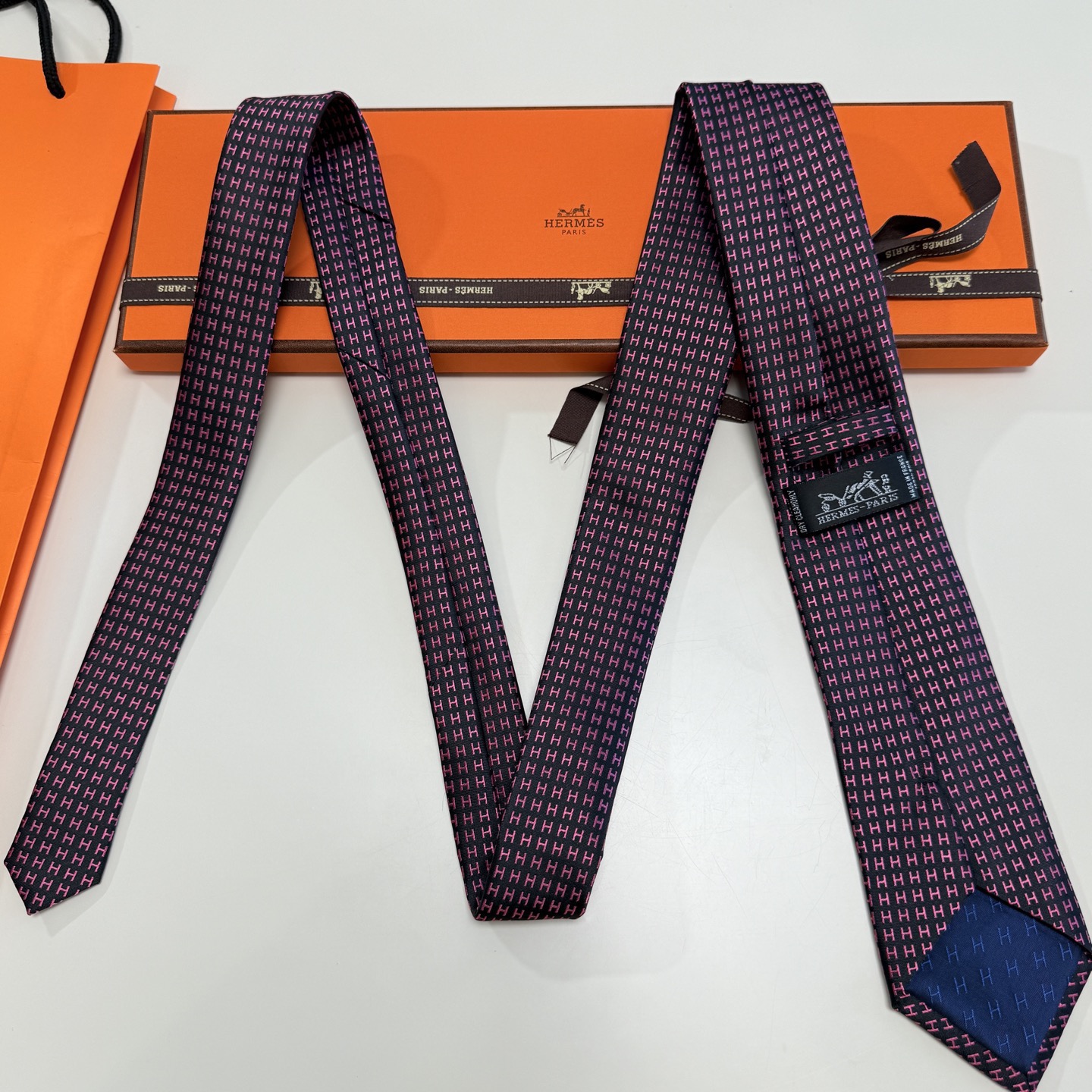 🌾男士新款领带系列【H字母图案领带】👔👔，稀有H家每年都有一千条不同印花的领带面世，从最初的多以几何图案